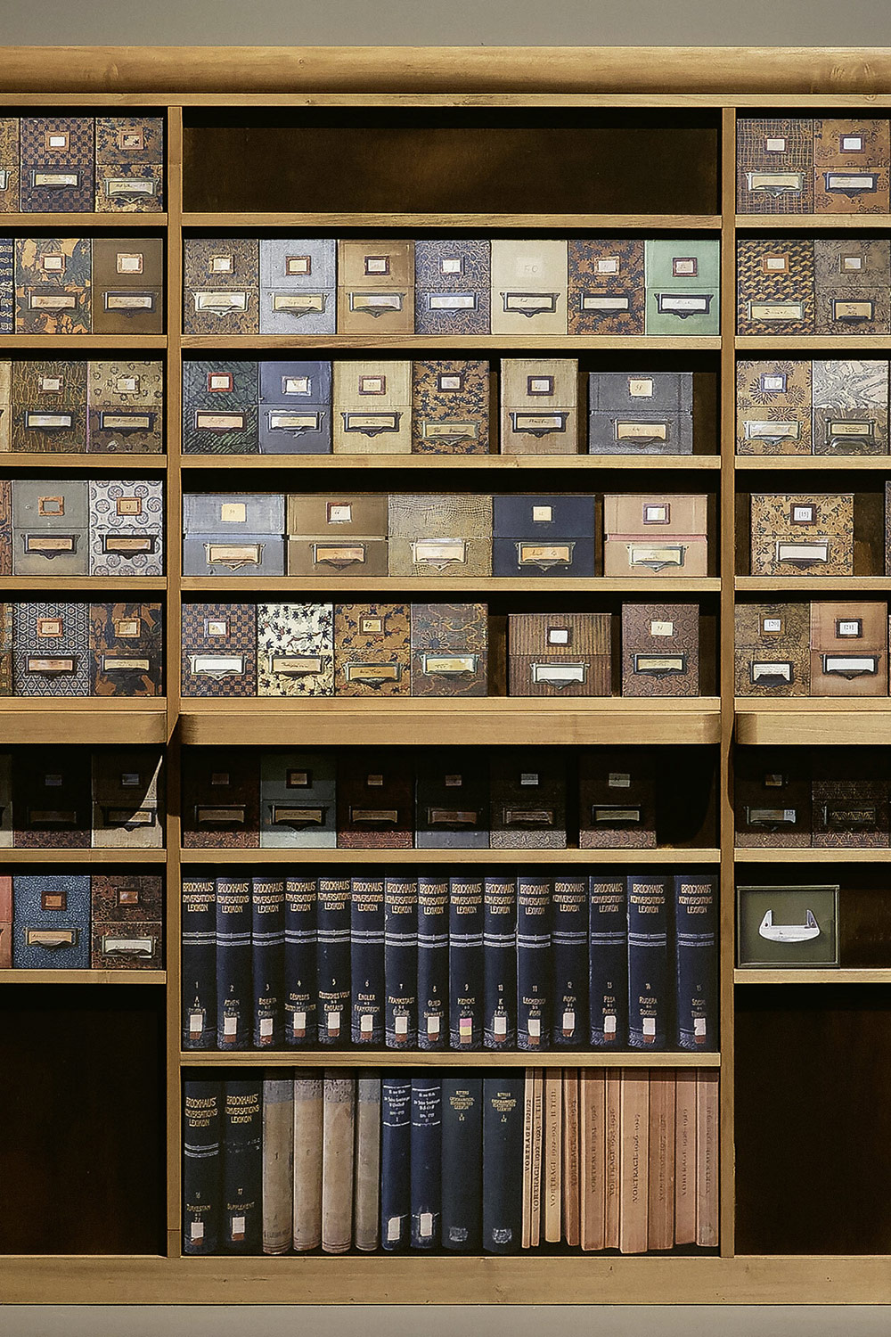 Das Remake der Zettelkastenwand im Archiv des Warburg Institute, zu sehen in der Ausstellung über Aby Warburg in den Deichtorhallen.