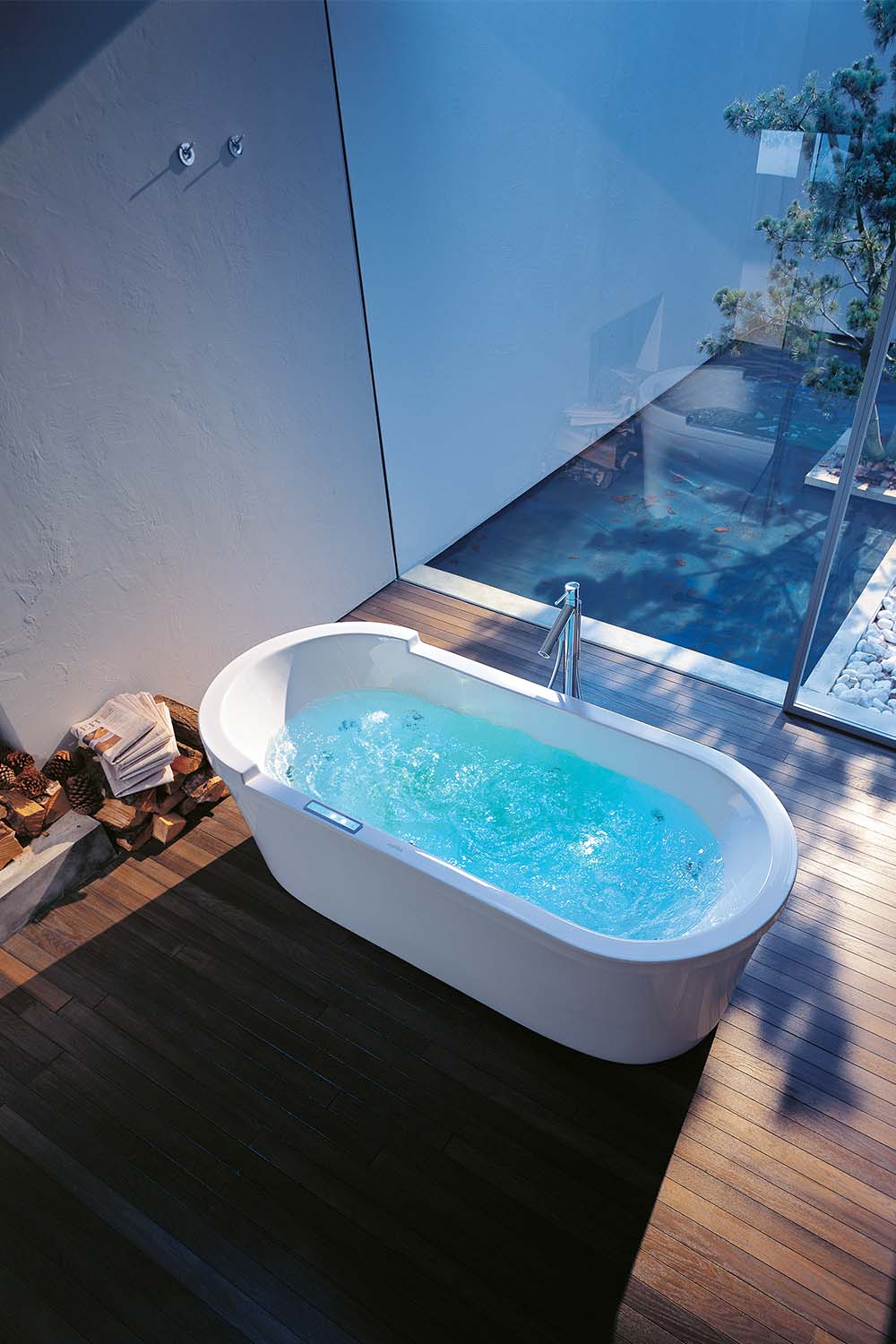 Wer keinen Platz für einen Whirlpool hat, ist&nbsp;mit einer Whirlwanne bestens bedient. Die gibt es als Einbauvariante oder frei stehend, in ­unterschiedlichsten Formen und Größen, mit LED-Beleuchtung und sogar mit integrierten Sound-Systemen. Auch Sauna und Dampfkabine lassen sich wunderbar kombinieren und bereits auf kleinstem Raum umsetzen. ​​​​​​​duravit.de​​​​​​​