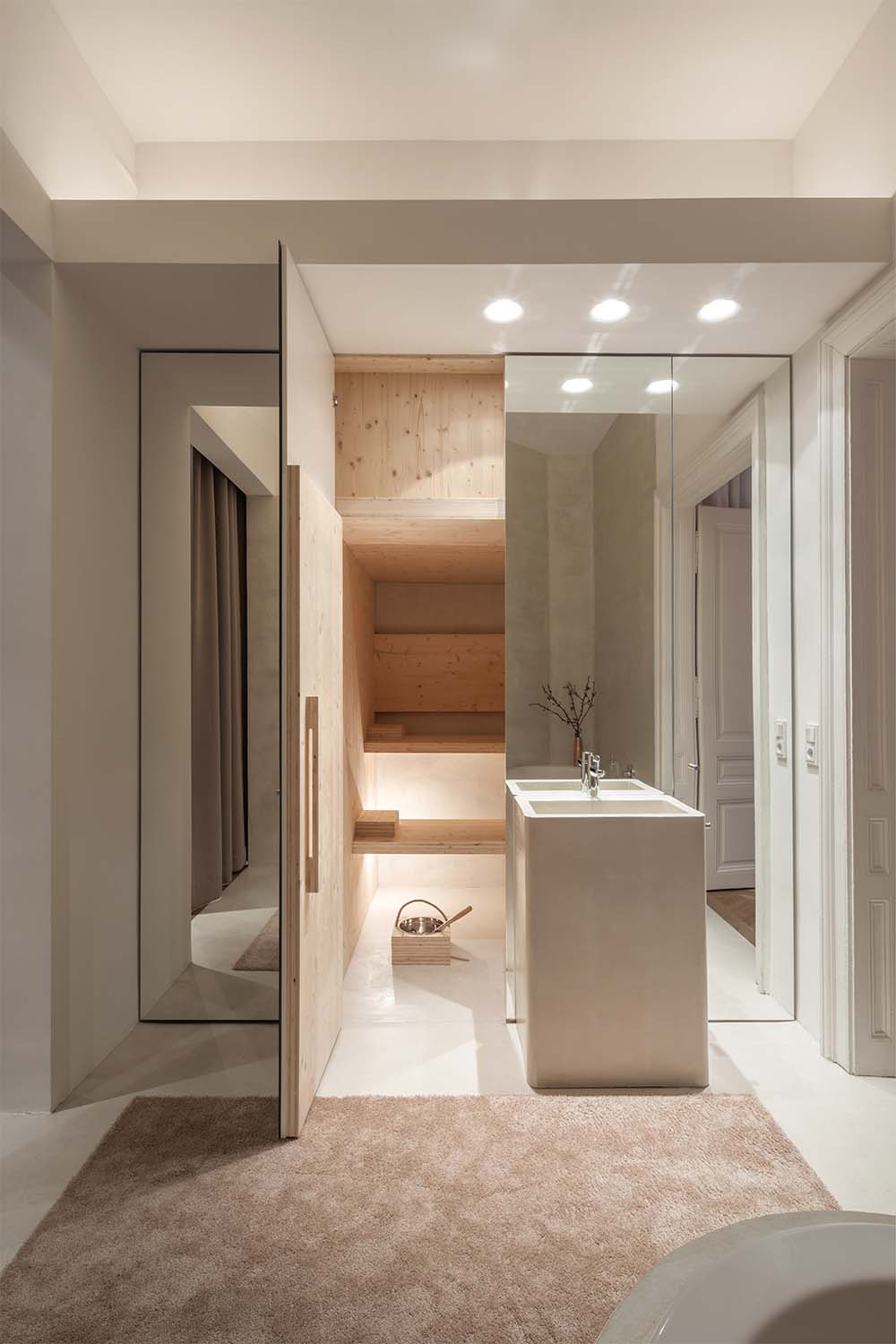 Manche möchten ihr Home-Spa jederzeit im Blick haben, andere wiederum schätzen den schlichten Minimalismus. So lässt sich die Sauna etwa ganz dezent hinter einer Spiegeltür verstecken, die&nbsp;geöffnet einen Blick in das wohlig warme Innere freigibt. Regelmäßiges Saunieren ist nicht nur gut für das Immunsystem, es trainiert auch noch die Blutgefäße und entspannt den oftmals gestressten Geist. ​​​​​​​destilat.at​​​​​​​