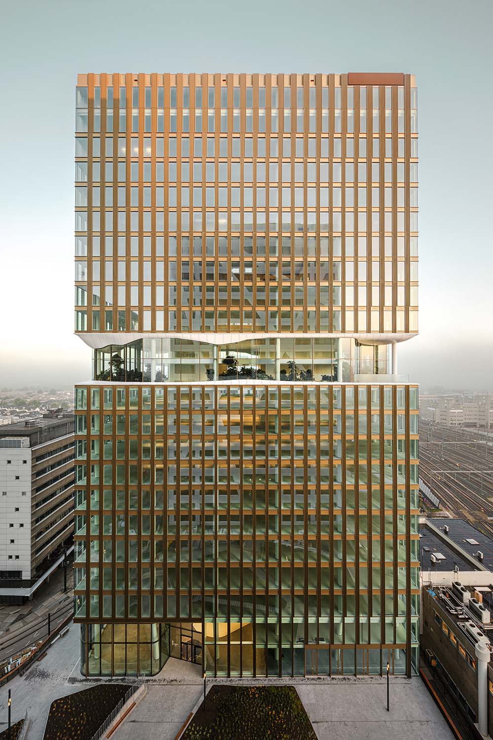 Der 90 Meter hohe, 23-stöckige Büroturm am Central Park ist eine neue Landmark für die niederländische Stadt Utrecht: Zum einen befindet sich auf mittlerer Höhe ein verglastes, lobby­artiges Gartengeschoß, zum anderen glitzert die metallische Fassade neben den Zuggleisen bei entsprechender Sonneneinstrahlung in sämtliche Himmelsrichtungen. Die&nbsp;Architektur&nbsp;dieses mit »Breeam Exzellent« zertifizierten Hauses stammt&nbsp;von Group A, das&nbsp;Grünkonzept im Indoorpark steuerte MOSS Makers of Sustainable Spaces bei und orientierte&nbsp;sich dabei&nbsp;an der Flora der Azoren. groupa.nl, moss.amsterdam
