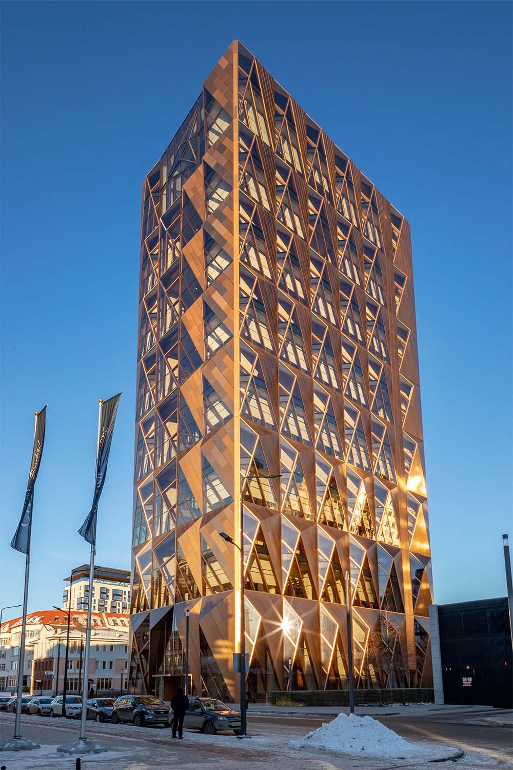 Das erste Projekt von Norman Foster auf russischem Boden möchte gar nicht erst kleckern,&nbsp;sondern klotzt mit 16&nbsp;Stock­werken, kristalliner Fassadengeometrie und streng facettierter&nbsp;Kupferfassade. Das Material passt zum Programm: Im Inneren des auffälligen Büroturms&nbsp;befindet sich nämlich das neue Hauptquartier der Russian Copper Company (RCC) mit modu&nbsp;laren Büroeinheiten und ausgeklügeltem Energiekonzept, das trotz riesiger&nbsp;Klimaschwankungsbreite zwischen Sommer&nbsp;und Winter Nachhaltigkeitsstandard erreicht. fosterandpartners.com, rmk-group.ru