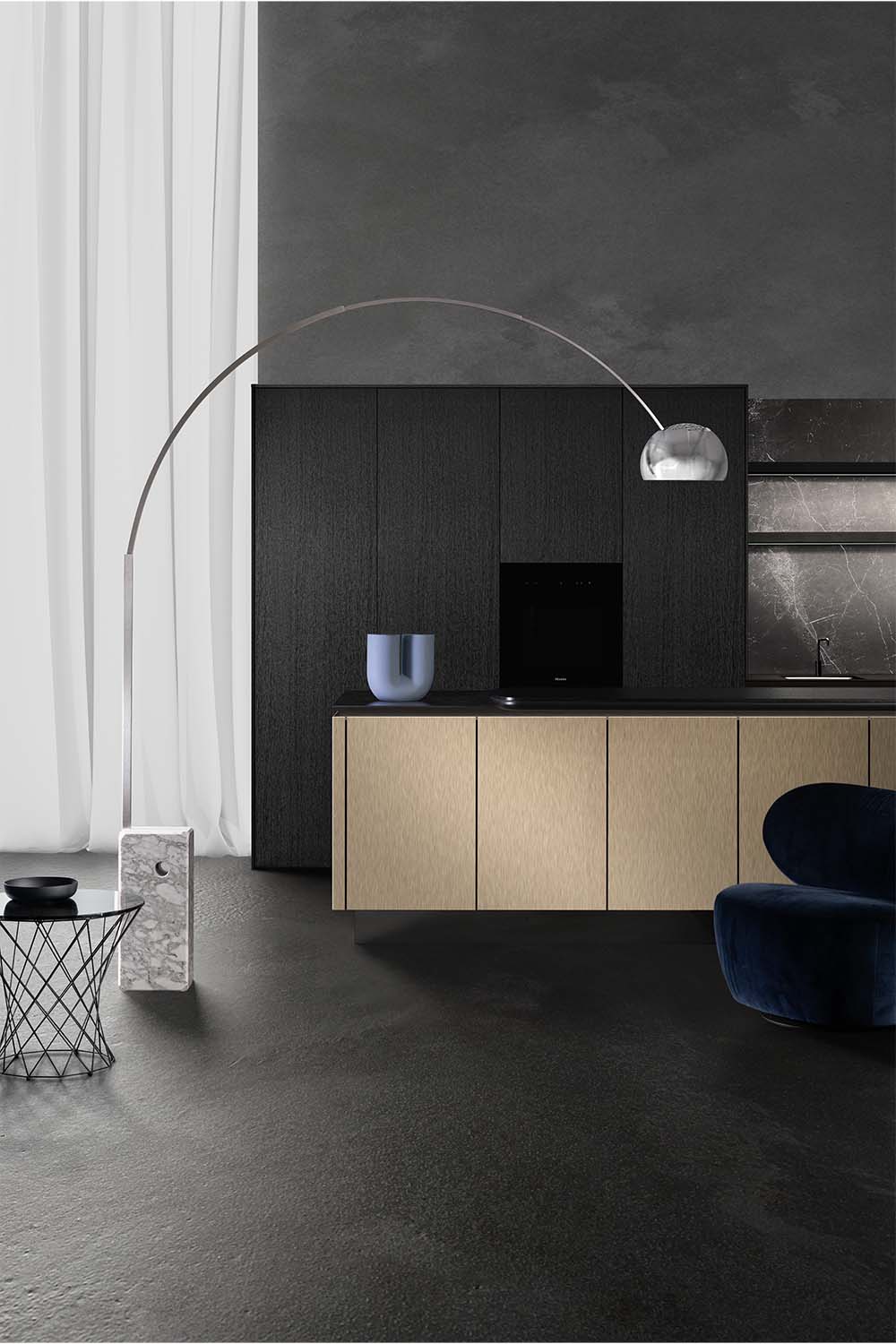 Schwarz ist das neue Weiß: Dunkler Minimalismus&nbsp;ist in der Küche gefragt, sowohl bei den&nbsp;Möbeln selbst&nbsp;als auch an den Wänden.