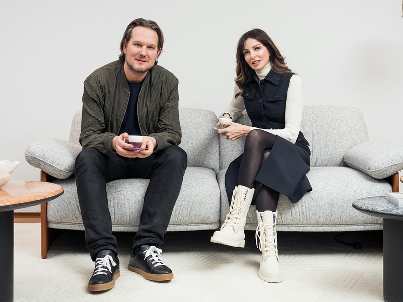 Ein spannender Termin trotz Pandemie: die LIVING-Redaktion traf den deutschen Star-Designer Sebastian Herkner bei Wittmann (im Bild mit LIVING- Herausgeberin Angelika Rosam) und saß auf seinem neu kreierten Sofa MARLOW Probe.