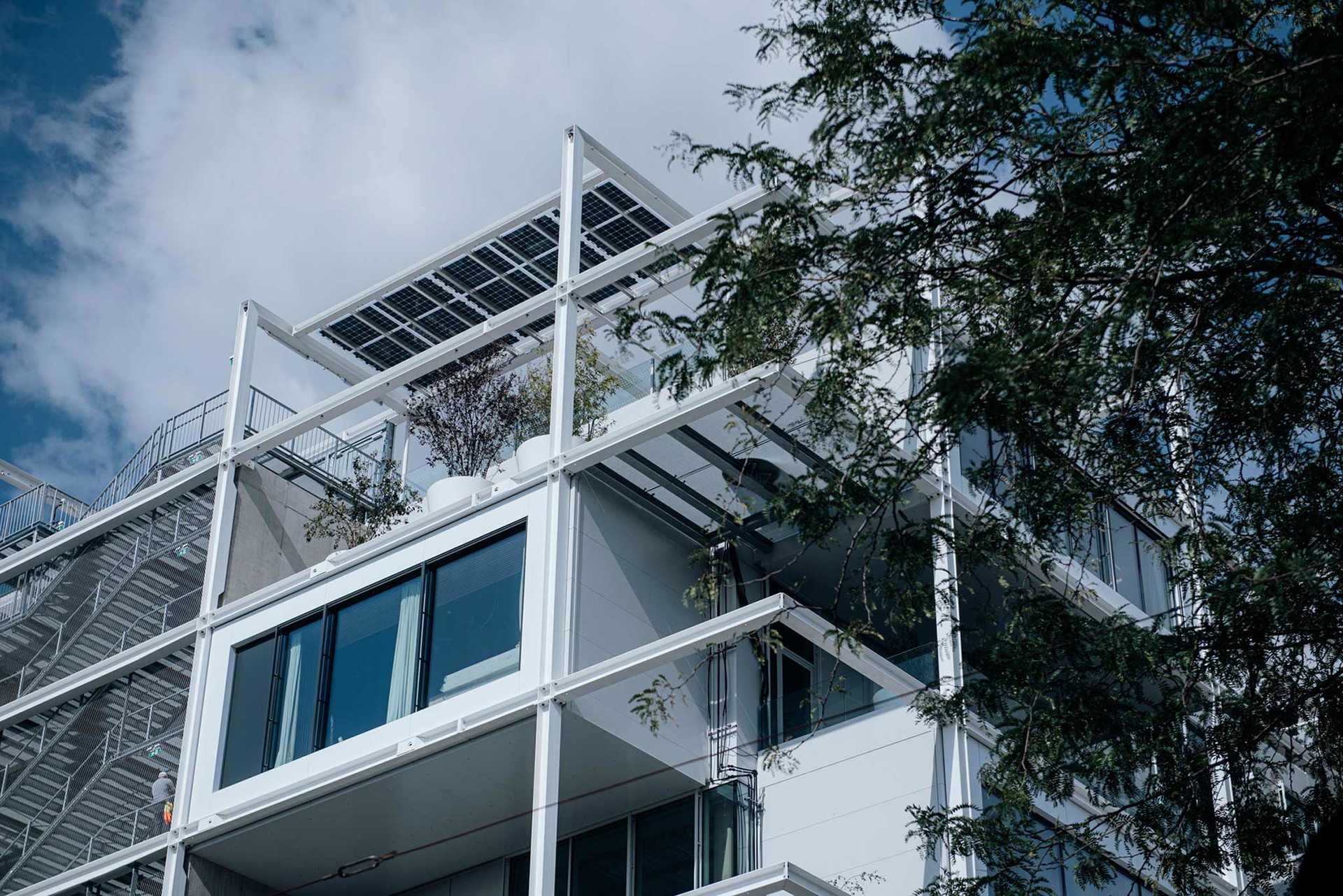 Ikea Westbahnhof/JO&amp;JOE (Wien) Das gab’s noch nie! Ein IKEA mitten in der Stadt ohne Parkplätze und mit individueller Architektur! Und dann teilt sich das Möbelhaus auch noch die Immobilie mit »JO&amp;JOE« – einer Mischung aus Hostel und Hotel. Das Dach ist für alle öffentlich zugänglich und ein toller, konsumfreier Treffpunkt. Schon in der Planung haben alle Beteiligten an einem Strang gezogen, um diese lebendige Immobilie zu realisieren. ikea.com, joandjoe.com