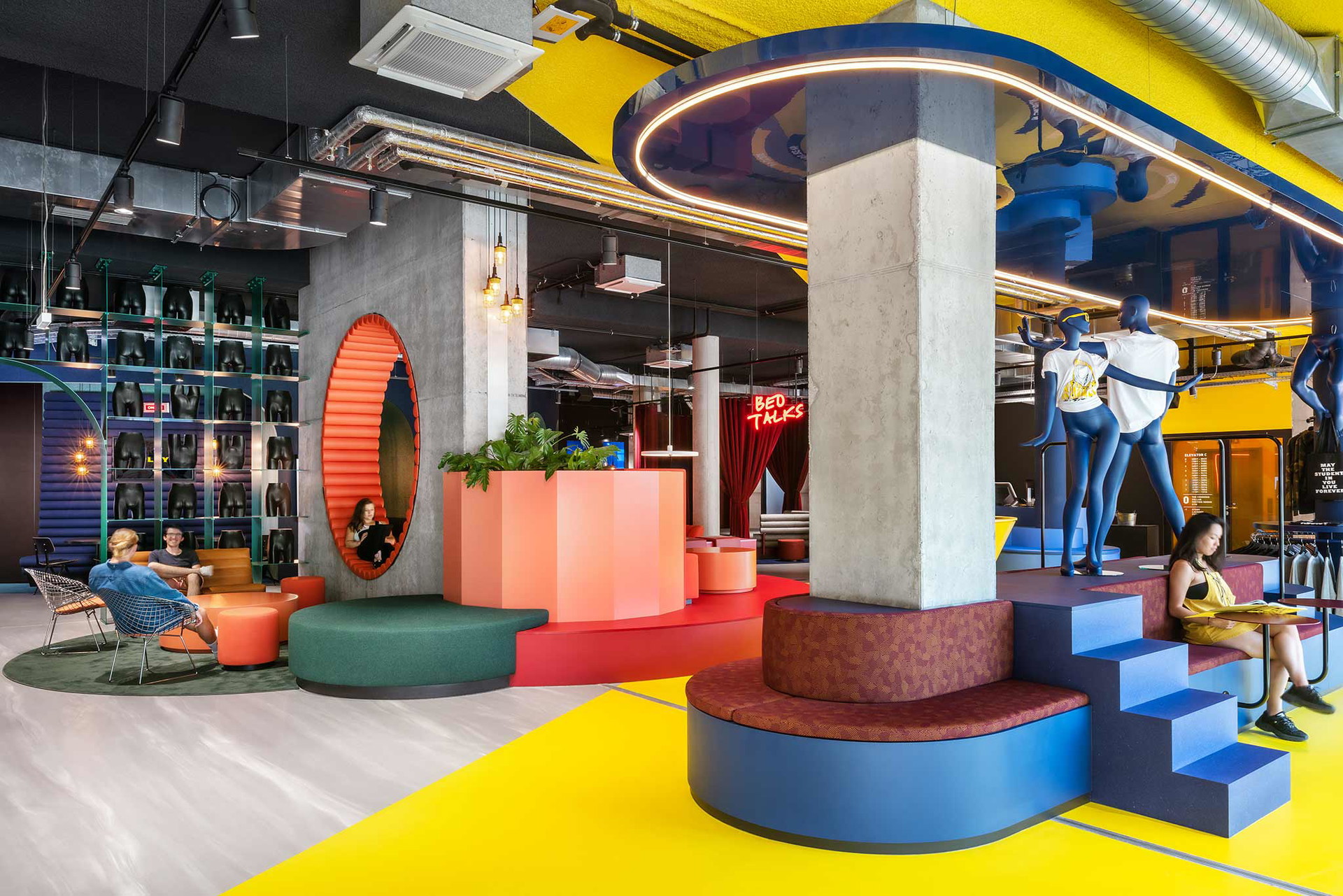 The Student Hotel (Wien) Wer die nächste Generation verstehen will, geht ins »The Student Hotel«, etwa im Wiener Nord­bahnviertel. Poppig bunt mischen sich hier die Funktionen Arbeiten, Treffen, Schlafen, Essen und Trinken miteinander. Da findet sich auch schon mal ein Eventraum als kleine Arena gestaltet, und bei Veranstaltungen sitzen die Kapazunder auf einem Bett im Zimmer und schildern den Gästen ihre Sichtweise. Nichts für Leute, die PowerPoint noch cool finden, aber auf jeden Fall inspirierend! thestudenthotel.com

