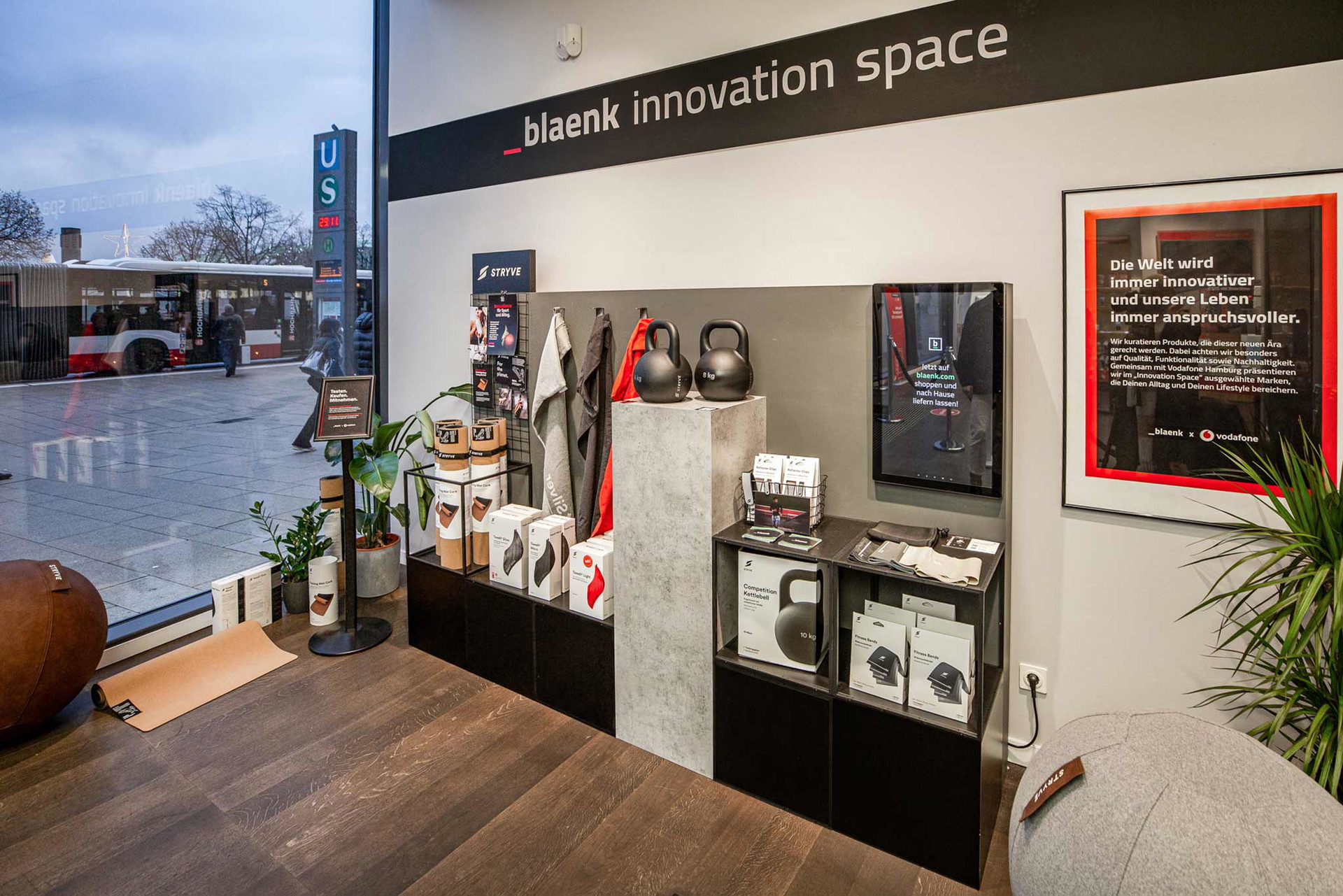 Innovation Space (Hamburg)  Wie kaufen wir in Zukunft ein? Online? Im Geschäft? Beides? Was erleben wir dabei? Die Antworten darauf möchte das Handels-Start-up _blaenk am Hamburger Jungfernstieg herausfinden&nbsp;– und tut sich dafür mit dem Mobilfunker Vodafone zusammen. Auf einer eigenen Fläche vor dem eigentlichen Vodafone-Flagship-Store setzt _blaenk regelmäßig eine aus­gewählte Lifestyle-Marke in Szene – ganz so, wie es dies auch in seinen eigenen Shops, die Offlineerlebnis mit Onlinebestellung kombinieren, zu tun pflegt. blaenk.com
