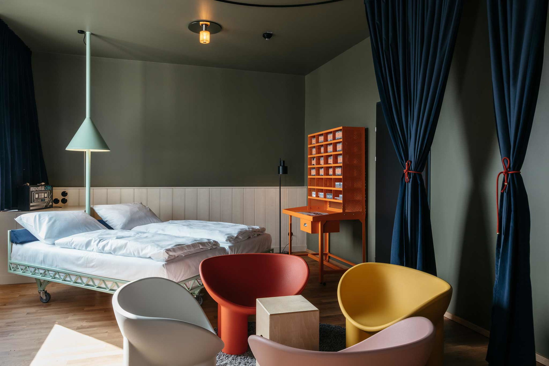 Superbude (Wien) »Hotel, Hostel, Home« steht unter dem Logo der »­Supderbude«, die es bislang in Hamburg und Wien gibt. Weiter ist zu lesen: »Was ist heute schon normal – wir sind es nicht.« Das sagt doch schon einiges. Fest steht, dass sich dieses Konzept eben nicht in die klassischen Kategorien einteilen lässt. Ziel ist es, den Gästen ein kumpelartiges, freundschaftliches Ambiente zu vermitteln&nbsp;– egal ob sie gerade arbeiten oder sich zuprosten. Die Zimmer sind unterschiedlichen designt (zum Beispiel FM4, Lesezimmer oder Gamer Room). superbude.com