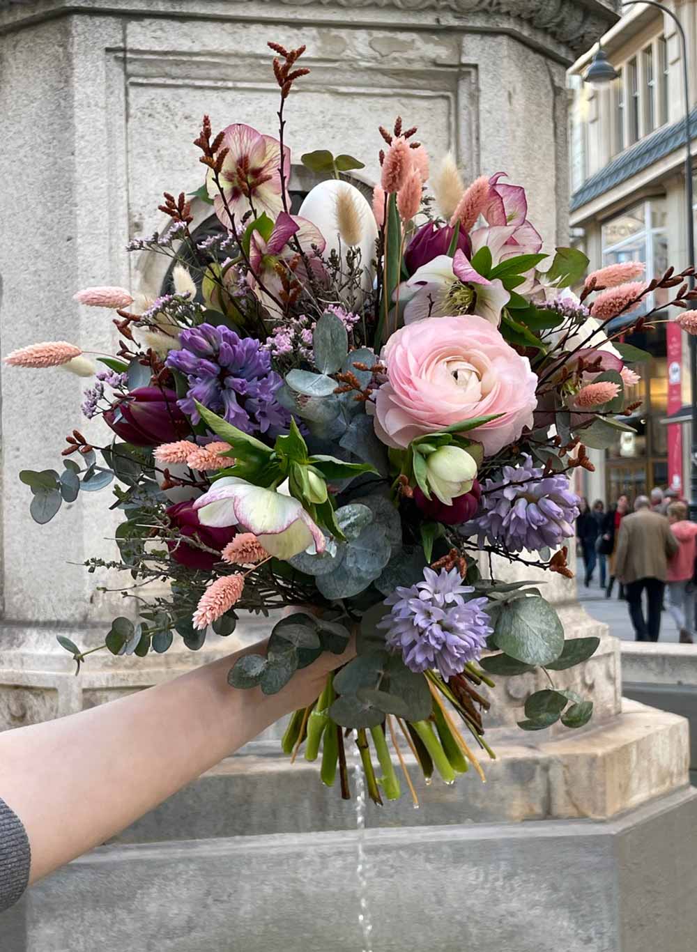 Für den Osterstrauß von Blumen Knoll wurden rosa Ranunkeln verwendet und mit Tulpen gefüllt. Dazu kamen Schneerosen, Hyazinthen, Limonium und etwas Eukalyptus. Und auch die getrockneten Phalaris machen ordentlich was her!&nbsp;blumenknoll.at