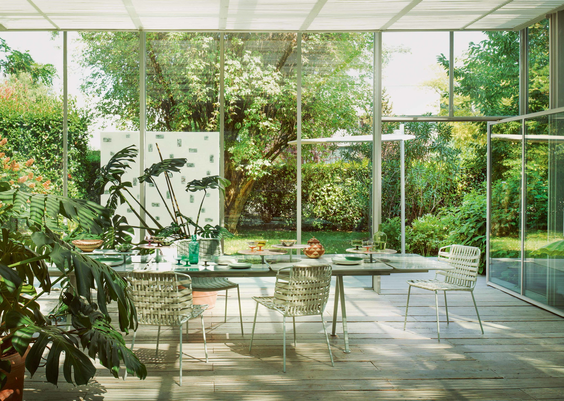 An die Tafel&nbsp;In- und outdoortauglich – der lange Alu-Feinsteinzeug-Glaze-Tisch »Altopiano«.&nbsp;paolalenti.it