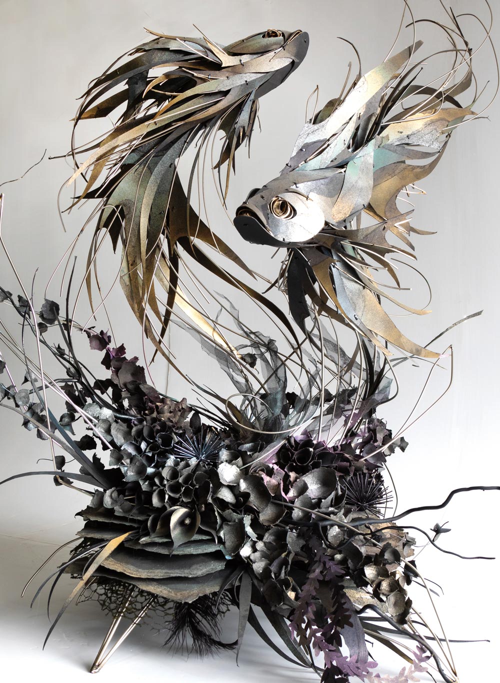 »Dancing in the Dark« In den bizarren Installationen von Georgie Seccull mischen sich Ozean, Pflanzen und Fische zu abgründigen Skulpturen. georgieseccull.com