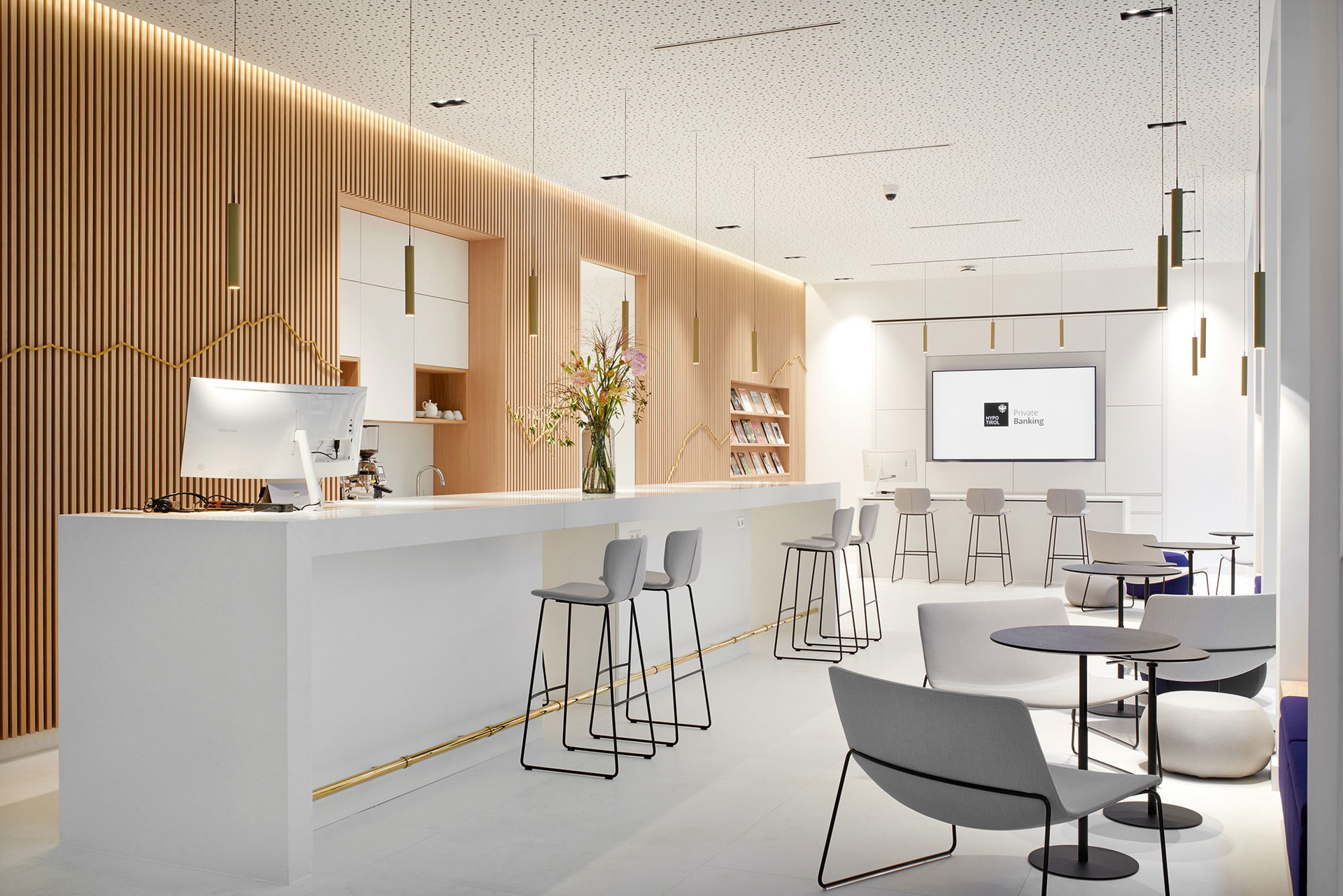 Hypo Tirol Bank&nbsp;Was bitte ist daran eine Bank? Genau darum geht’s! Die Wiener Niederlassung der Hypo Tirol konzentriert sich auf Private Banking und Immobilienfinanzierungen. Das Atelier Fröhlich half, diese Philosophie in Räume zu übersetzen. hypotirol.com