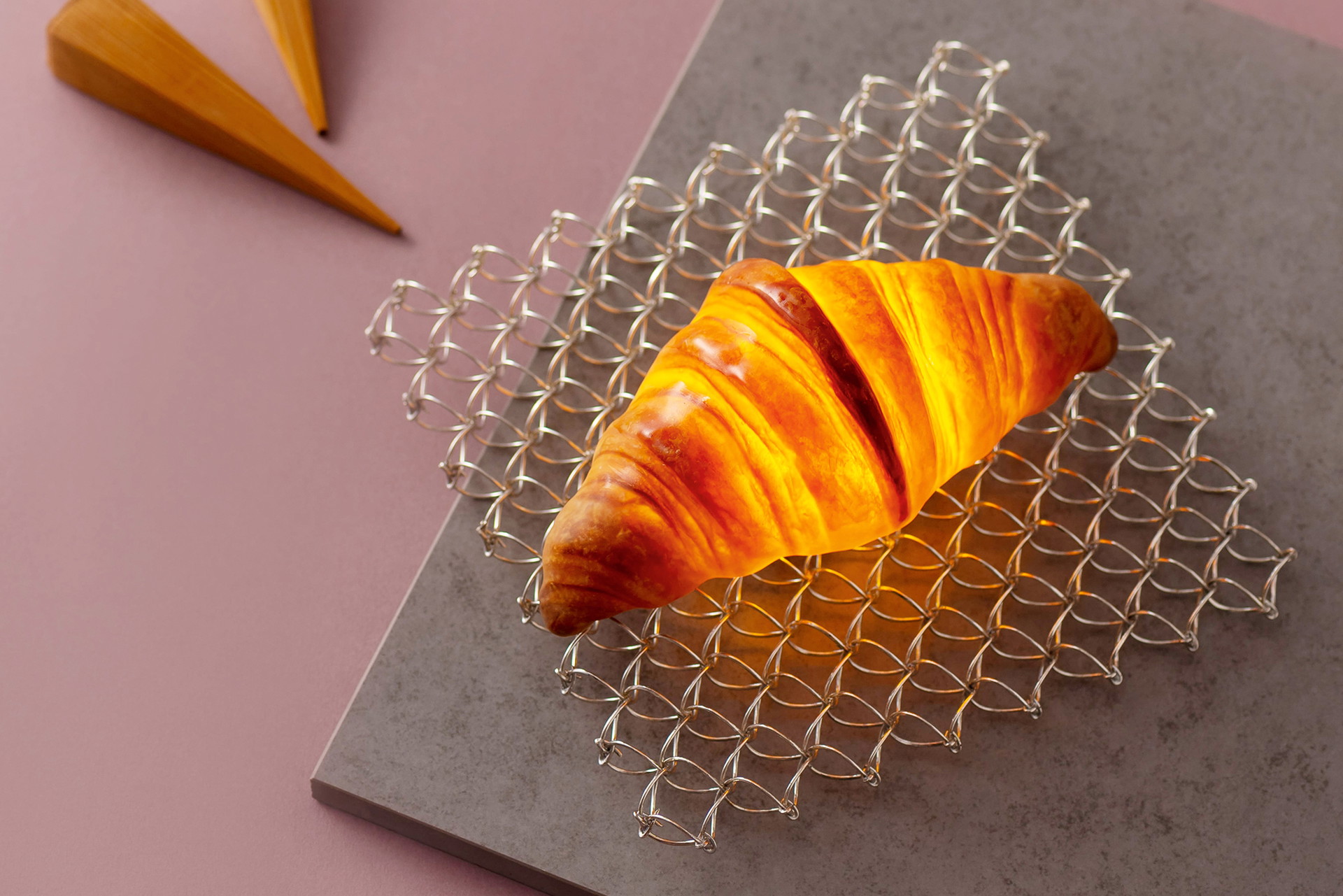 Lichtkipferl&nbsp;Yukiko Moritas Croissant-Leuchten sind aus echten Brotresten und antiseptisch gegen Mehltau und Schimmel behandelt.&nbsp;shop.yukikomorita.com