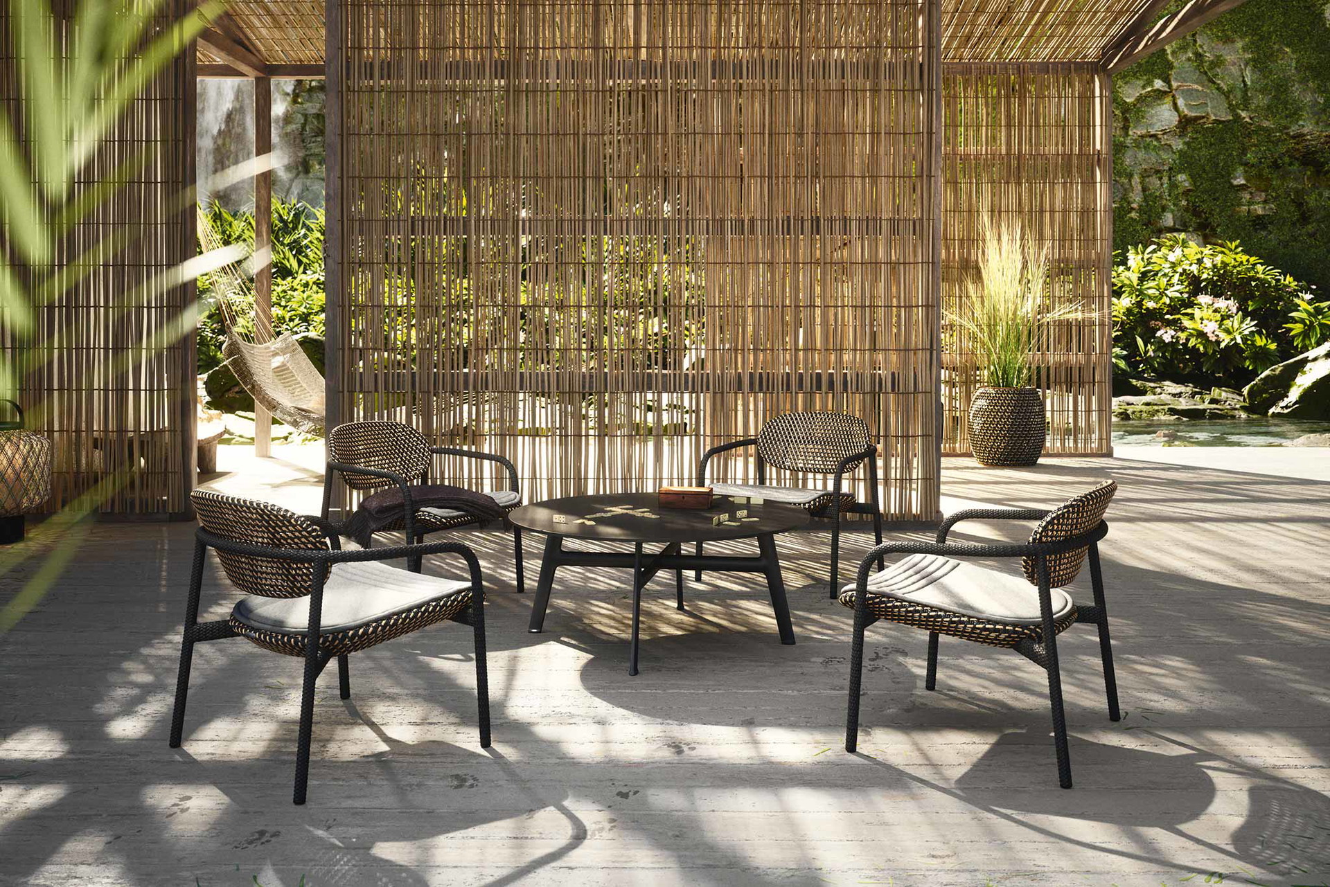 Gute Masche&nbsp;Selten waren geflochtene Outdoor-Sessel so elegant wie in der Kollektion »Roii« von Benjamin Baum.&nbsp;dedon.de 