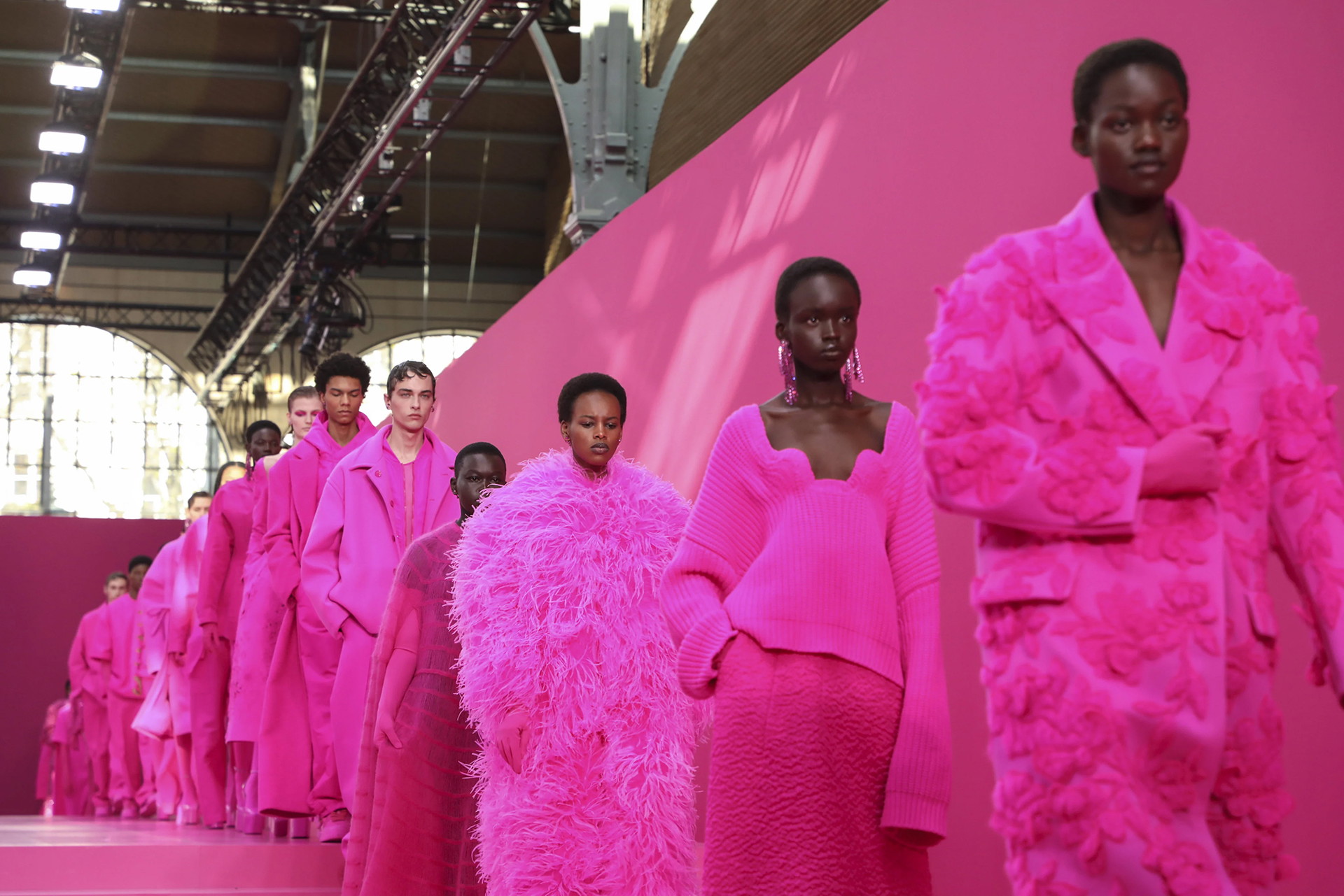 Fast die komplette Valentino-Kollektion ist in »Dayglo Fuchsia« gehalten.