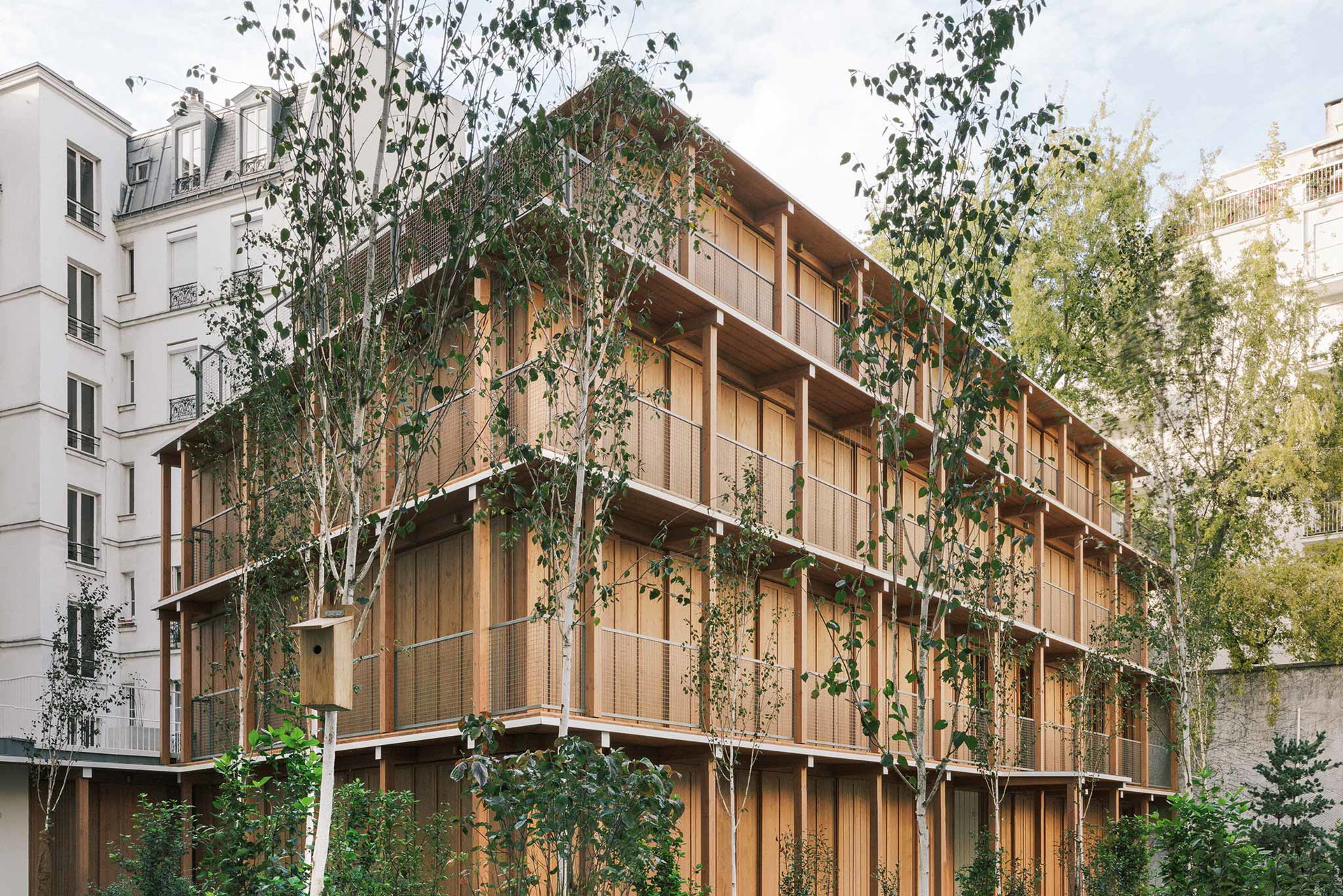 PARIS 12&nbsp;Ein japanischer Tempel? Nein, ein Wohnhaus aus Holz, mit Fingerspitzengefühl hineingefügt ins steinerne Paris. Ein Stück Waldromantik mitten im urbanen Gewühl.&nbsp;mars-architectes.com