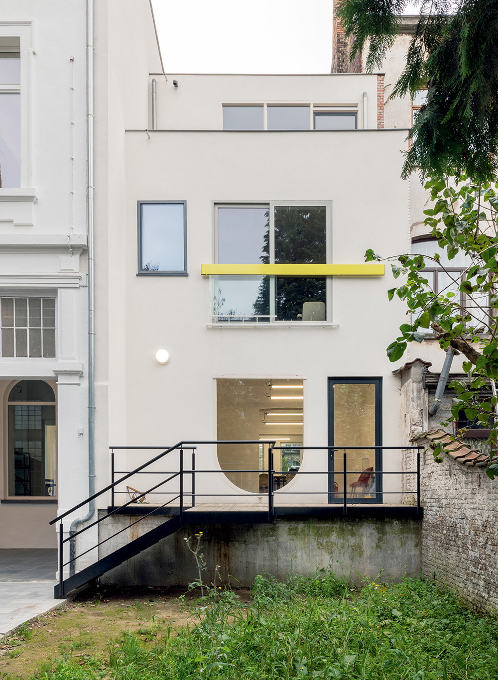 Rotor-Haus aus alten Fenstern, Brüssel&nbsp;Das belgische Büro Rotor Deconstruction ist darauf spezialisiert, Bau-stoffe und Produkte aus Sanierungs- und Abbruchhäusern zu konservieren und für ein Leben nach dem Tod aufzupäppeln. In diesem Bürohaus für die Kunstorganisation Zinneke, das für die neue Nutzung umgebaut und erweitert werden musste, kamen unter anderem gebrauchte Fenster, Türen und Stiegenbrüstungen zum Einsatz. Der Recyclinganteil des gesamten Hauses beläuft sich auf zwölf Prozent. rotordb.org, zinneke.org
