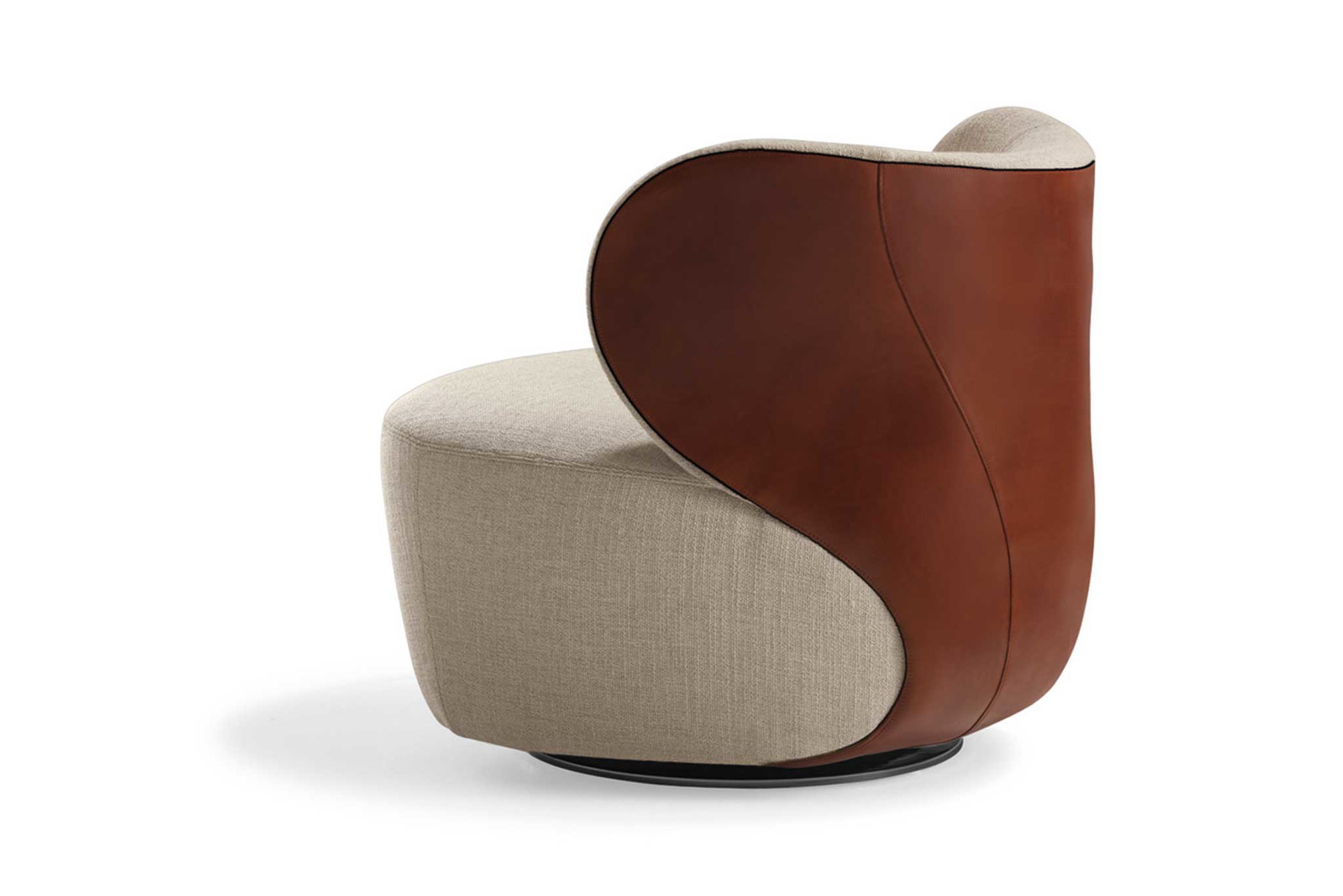 Rundum bequem: Der »Bao Armchair« für Walter Knoll wirkt mit seinem Einsatz auf der Rückseite wie ein Lederball. Der drehbare Fauteuil ist zugleich eine minimalistische Skulptur.&nbsp;walterknoll.de