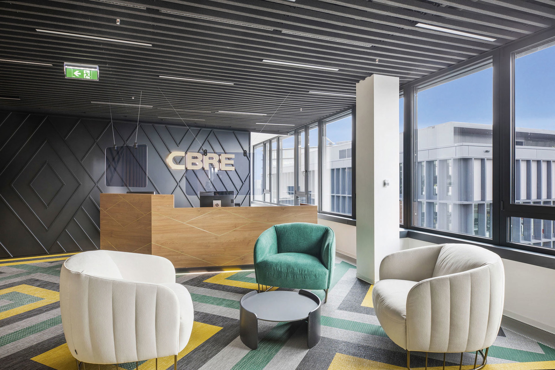 CBRE&nbsp;Ein globales Unternehmen mit Stephansdom-Muster am Teppich und an den Wänden: CBRE hat sein neues Büro beim Wiener Hauptbahnhof selbst geplant. Hybrides Arbeiten ist selbstverständlich, Activity-based Working ebenso. Das Büro müsse attraktiv genug sein, damit die Leute gerne hingehen, lautet die Devise.&nbsp;cbre.at