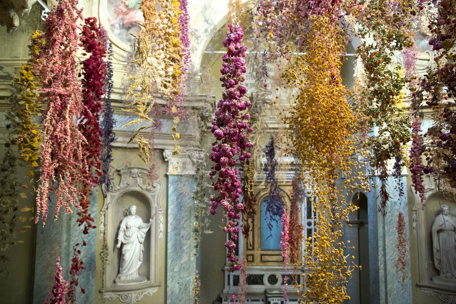Ein Baldachin aus Duft&nbsp;Rebecca Louise Laws wunderbare Blüteninstallation »Florilegium« schmückte die Chiesa di San Tiburzio in Parma. rebeccalouiselaw.com