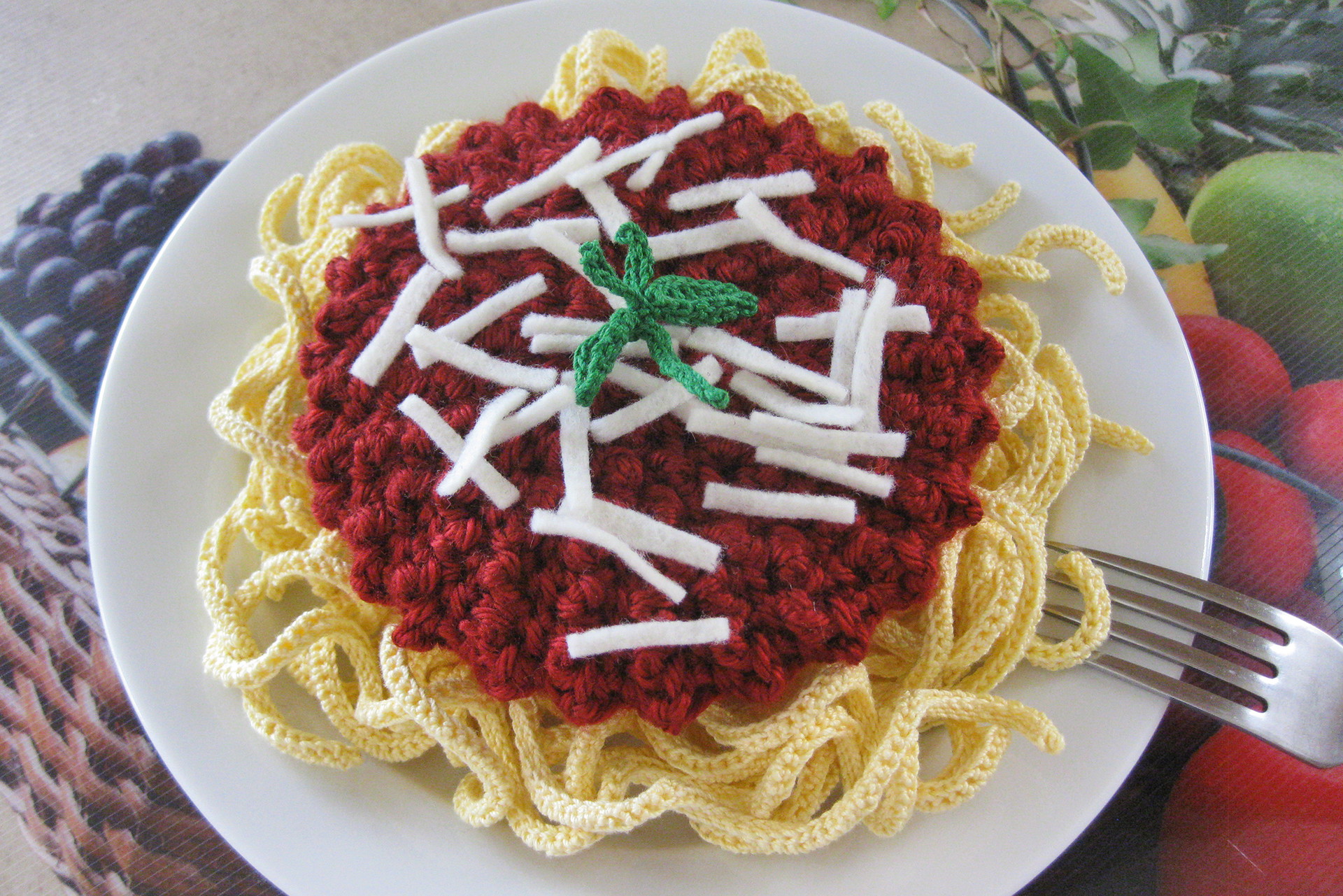 Spaghetti Carbonara&nbsp;Normalynn Ablao häkelt Spaghetti, Hummer und Geburtstagstorten für einen guten Zweck.&nbsp;copaceticcrocheter.com