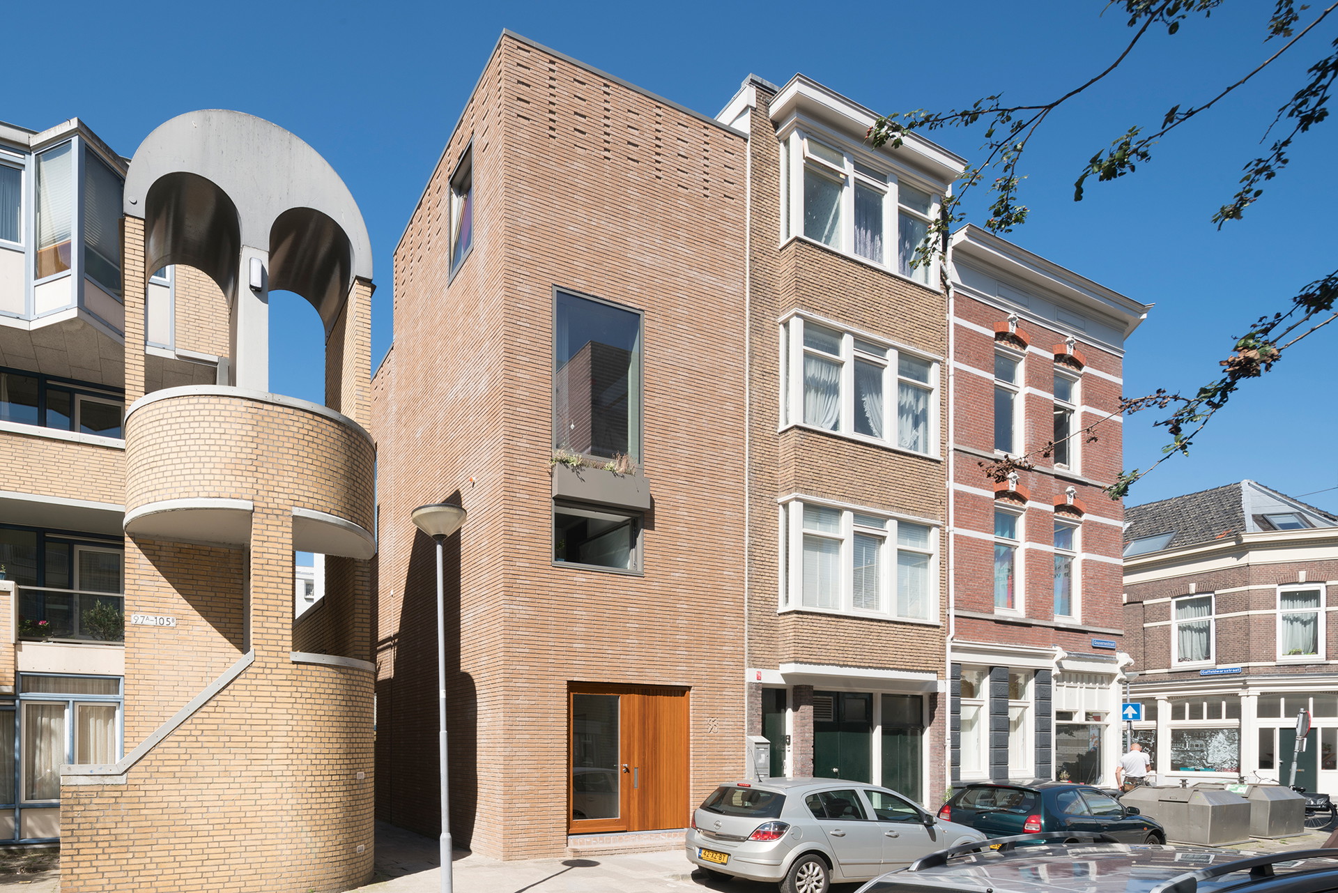 De Gouverneur aus alten Kloschlüsseln, Rotterdam&nbsp;Kloschüsseln? Jawohl! Eines der überraschendsten Beispiele für Baustoffrecycling befindet sich im Zentrum von Rotterdam. Die kleine Villa »De Gouverneur« vom niederländischen Büro Architectuur Maken ist aus Recyclingziegeln gemauert, die nur zu 30&nbsp;Prozent aus Lehm und zu 70&nbsp;Prozent aus Bauschutt aus der lokalen Bauindustrie bestehen. Die eigentümliche Rezeptur des Recycling-Herstellers StoneCycling beinhaltet Fliesen, Dachziegeln und sogar zertrümmerte Toilettenschüsseln. Wer hätte das gedacht! architectuurmaken.nl, stonecycling.com