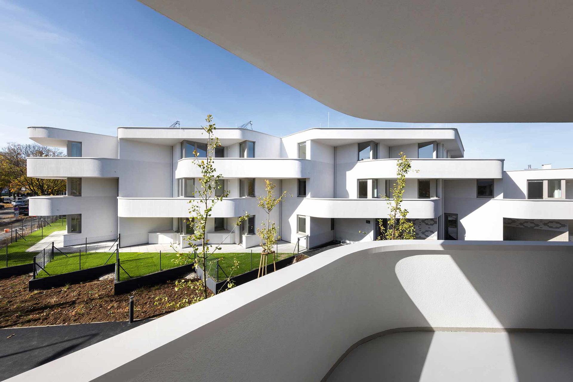 Marchfeldterrassen&nbsp;In sanftem Zickzack schwingen die Balkone an der Fassade dieses Wohnbaus in Wien-Floridsdorf entlang. Dank cleverer Raumgeometrie eröffnen sich so besonders großzügige Freiräume.&nbsp;trans-city.at