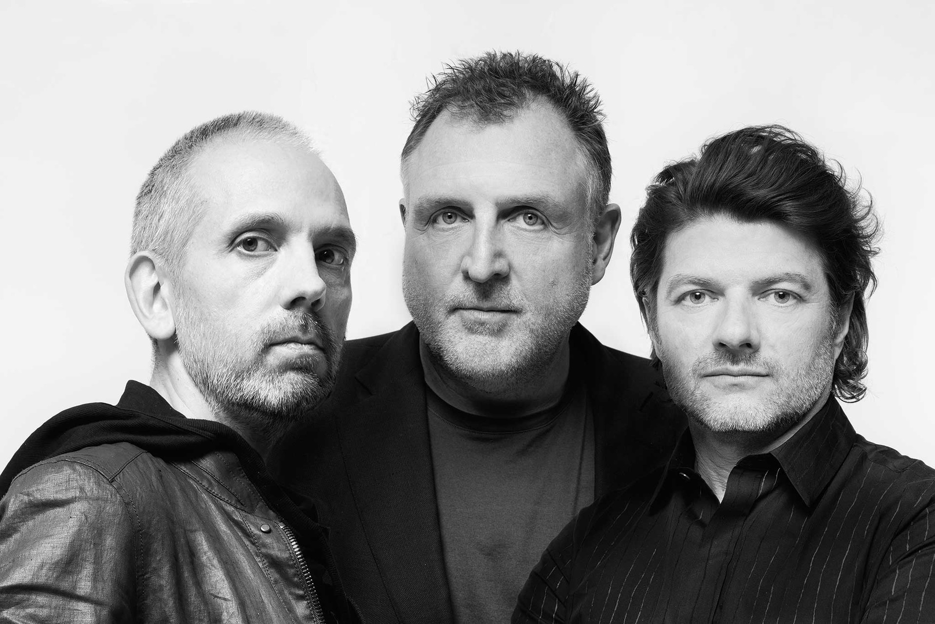 Visionäres Trio. Martin Bergmann, Harald Gründl und Gernot Bohmann haben sich kennengelernt, als sie sich zur Aufnahmeprüfung für die Universität für angewandte Kunst in Wien angestellt haben. Nach dem Studium gründeten sie 1995 EOOS bewusst gegen den Zeittrend als Kollektiv. eoos.com