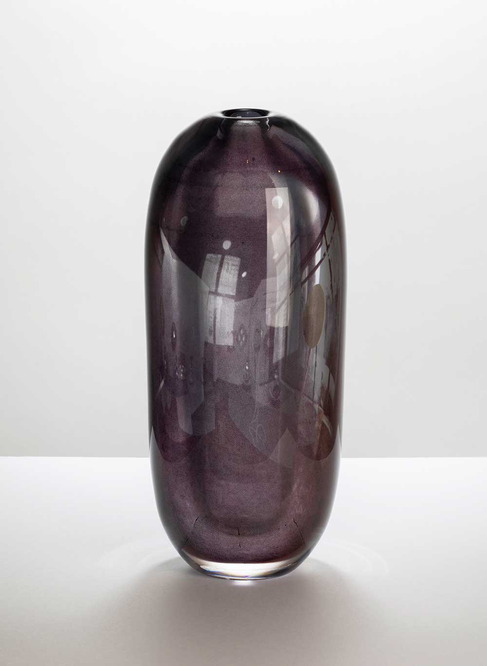 Fake-Bilder&nbsp;Eine Vase, die aussieht, als ob sich der Raum in ihr spiegeln würde. Jedoch sind die Bilder ins Glas eingebettet und repräsentieren Reflexionen der Vergangenheit.&nbsp;frontdesign.se