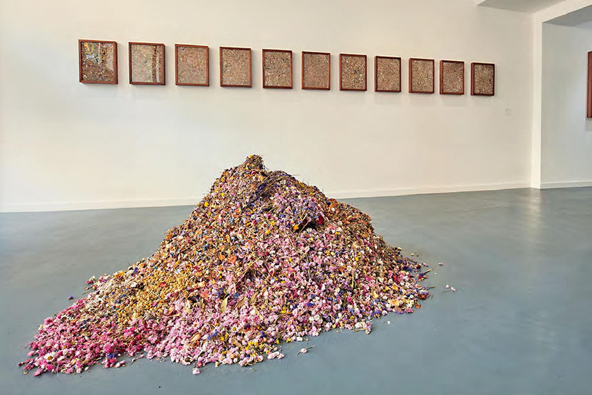Blütenberg&nbsp;Für die Ausstellung »Dust« der Bo.Lee Gallery in Peckham verarbeitete Law den Restbestand ihrer Blüteninstallationen. rebeccalouiselaw.com