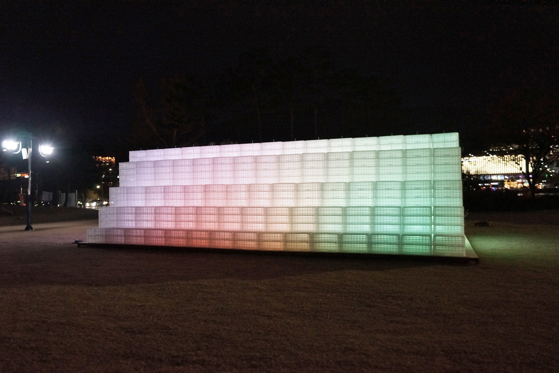 Recycling-Pavillon aus Obst- und Gemüsekisten, Daegu&nbsp;Für die Suseong Cultural Foundation in der südkoreanischen Stadt Daegu errichtete Hyunje Joo diesen temporären Kunstpavillon. Der ungewöhnliche Baustoff dieses Gebäudes: 1.300&nbsp;handelsübliche Kunststoffkisten, in denen normalerweise Obst und Gemüse transportiert und gelagert werden. Das trans-luzente Material mit Millionen Luftlöchern eignet sich perfekt, um in den Abendstunden mit färbigem LED-Licht beleuchtet zu werden. joohyunje.com