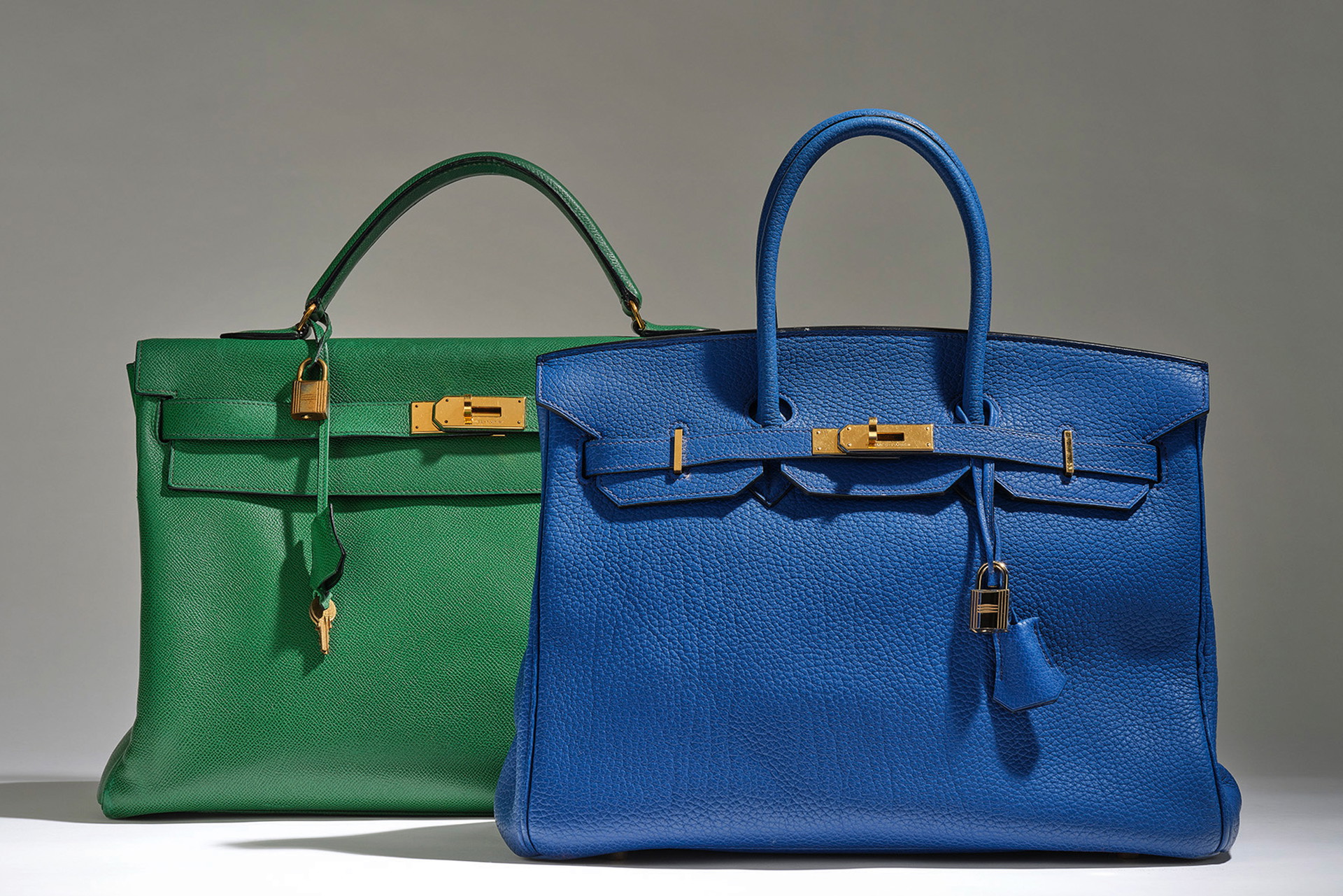 Auktion im Wiener Dorotheum am 29. 3. 2022 GRÜN: »Hermès Kelly Retourné 40«, 1991, grünes Epsom-Leder, goldfarbenes Metall, 40 x 25,5 x 15 cm. Rufpreis: 5.500 Euro. BLAU: »Hermès Birkin 35«, 2005, »bleu électrique« Fjord-Leder, goldfarbenes Metall, 35 x 24,5 x 18 cm. Rufpreis: 8.500 Euro.