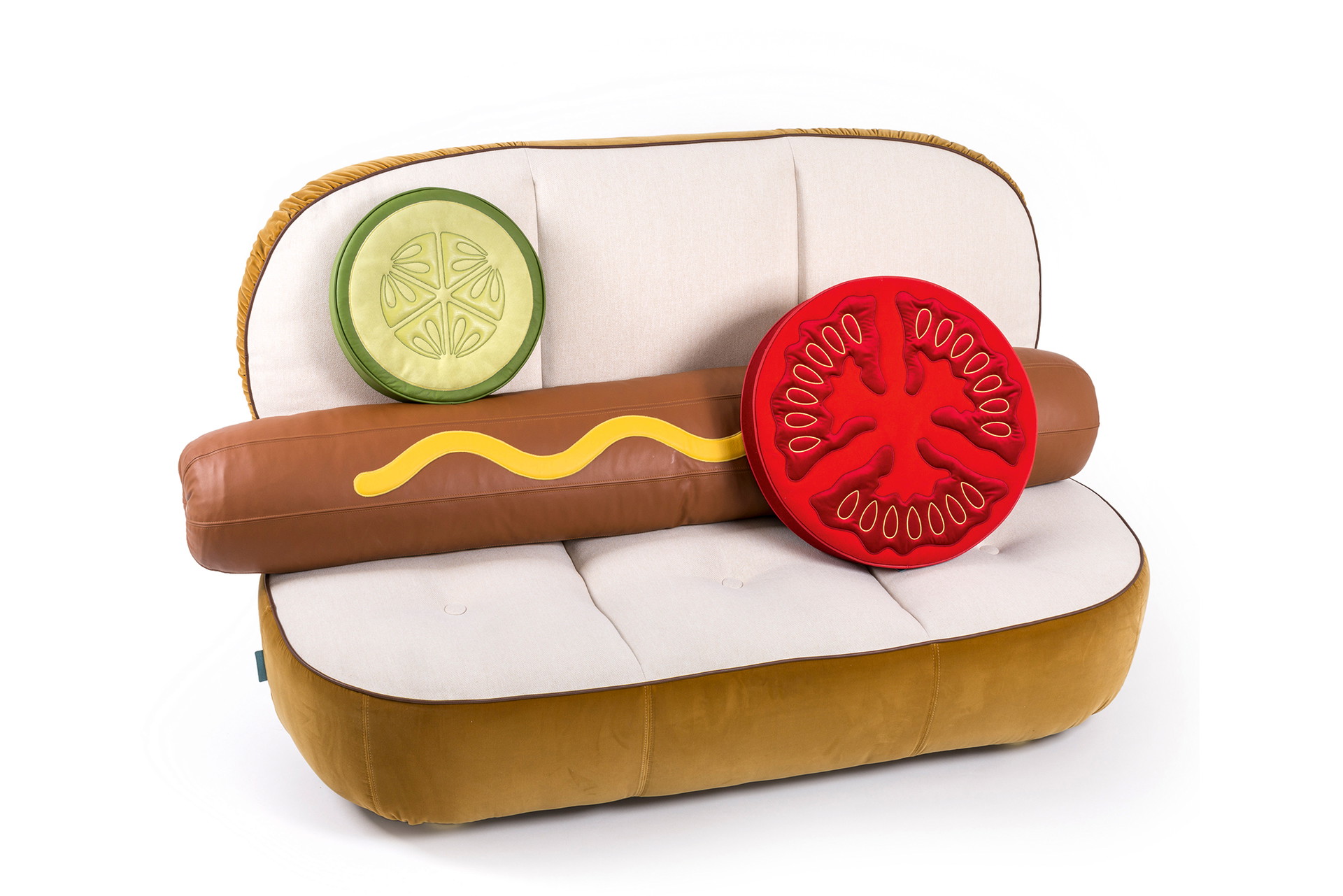Hotdog mit Senf&nbsp;Hotdog-Sofa mit Holzkern, Material aus Polyester, Viskose, Leinen, Polyurethan und Metall, 188 mal 115 Zentimeter. Pölster sind separat erhältlich.&nbsp;studio-job.com