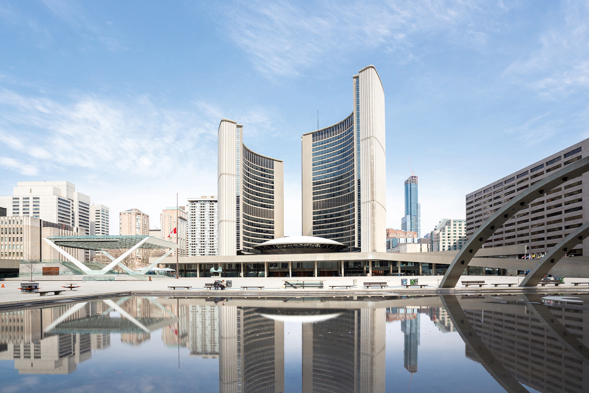 Toronto City Hall&nbsp;Viljo Revell, 1965 »Der finnische Architekt Viljo Revell gewann den internationalen Wettbewerb mit diesem fantastischen Stück sozial-demokratischer Moderne: Zwei kurvenförmige Türme rahmen den runden Saal, in dem sich die Stadtoberen treffen.«