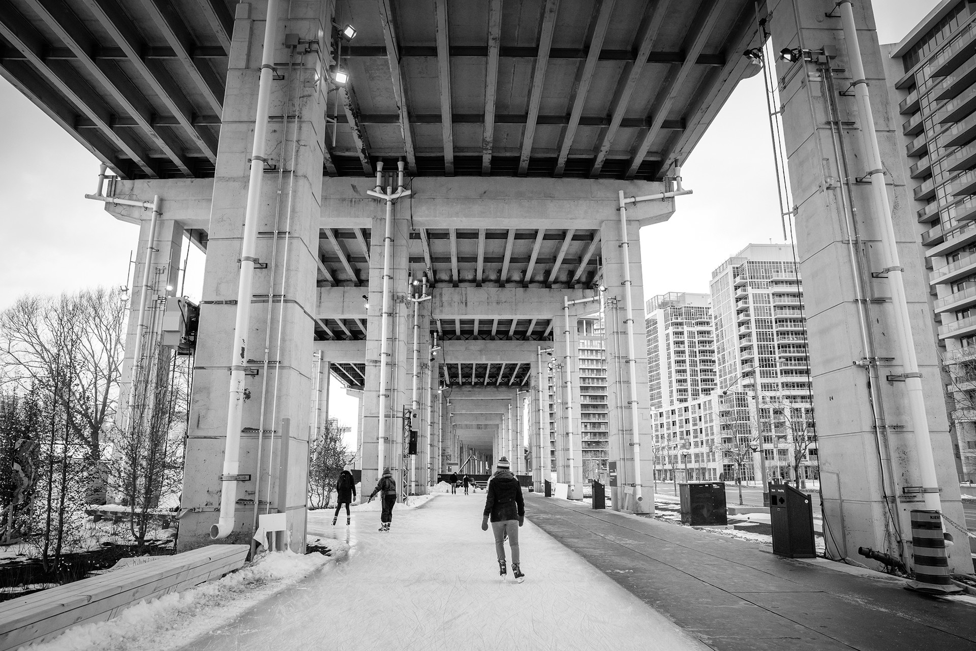 The Bentway&nbsp;Gensler, Public Works, 2018 »Eine Stadtautobahn auf Stelzen durchquert Torontos Innenstadt, und dieses Projekt macht dieses hässliche Stück Infrastruktur zu etwas Schönem. Ein Kulturzentrum, eine Plaza und natürlich ein Eislaufplatz.«