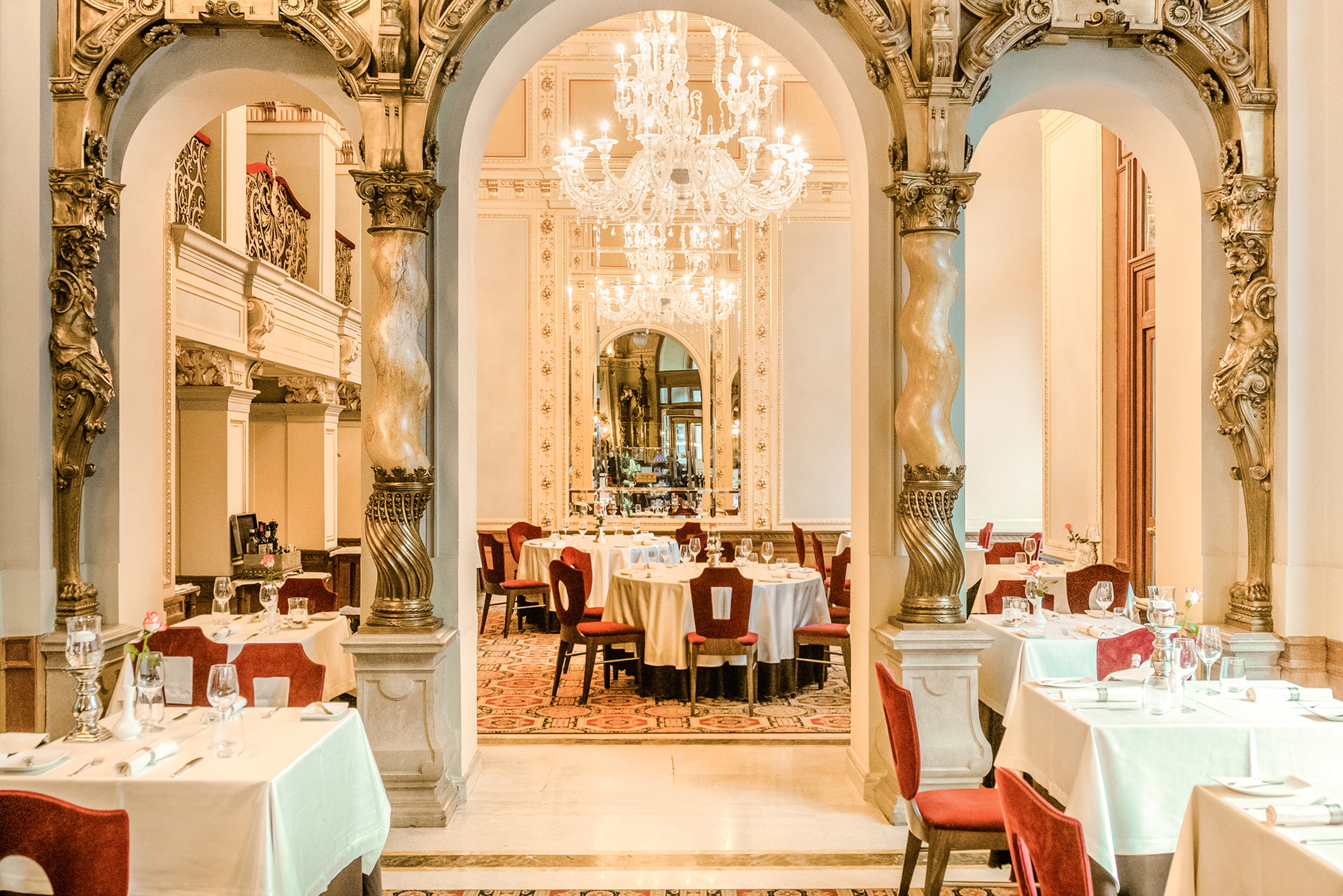 Anantara New York Palace Budapest Hotel Gelegenheit macht Transaktion: Wenn ein historisches Juwel wie dieses Haus in der historischen Altstadt Budapests verkauft wird, schlagen expansive Unternehmen sofort zu. Für die globale Minor-Gruppe ist es der Einstieg in den osteuropäischen Markt.&nbsp;anantara.com
