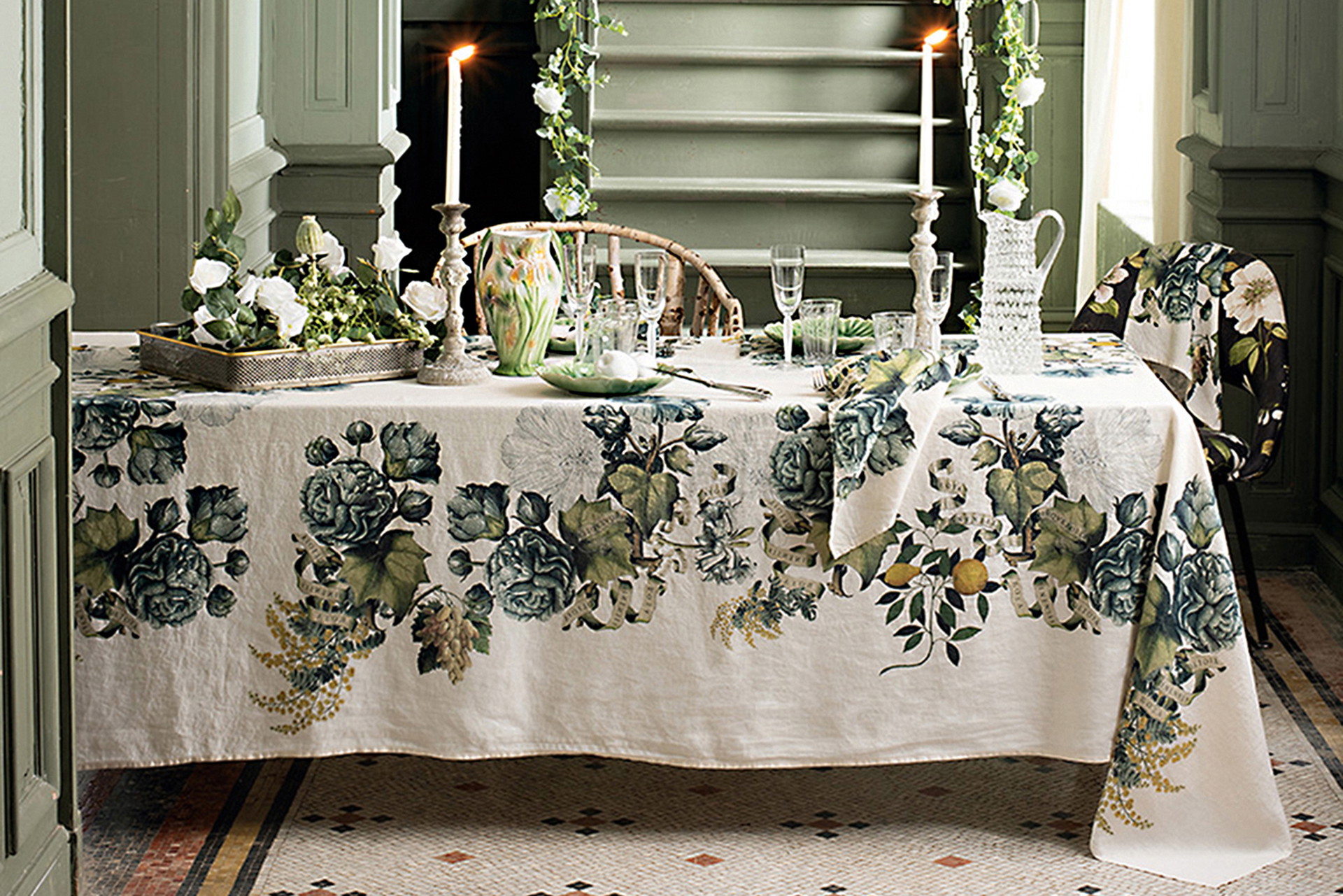 Festlich&nbsp;Auf einer opulenten Tafel kommt die Tischdecke »Giardino naturel« von Garnier Thiebaut besonders gut zur Geltung.&nbsp;garnier-thiebaut.de