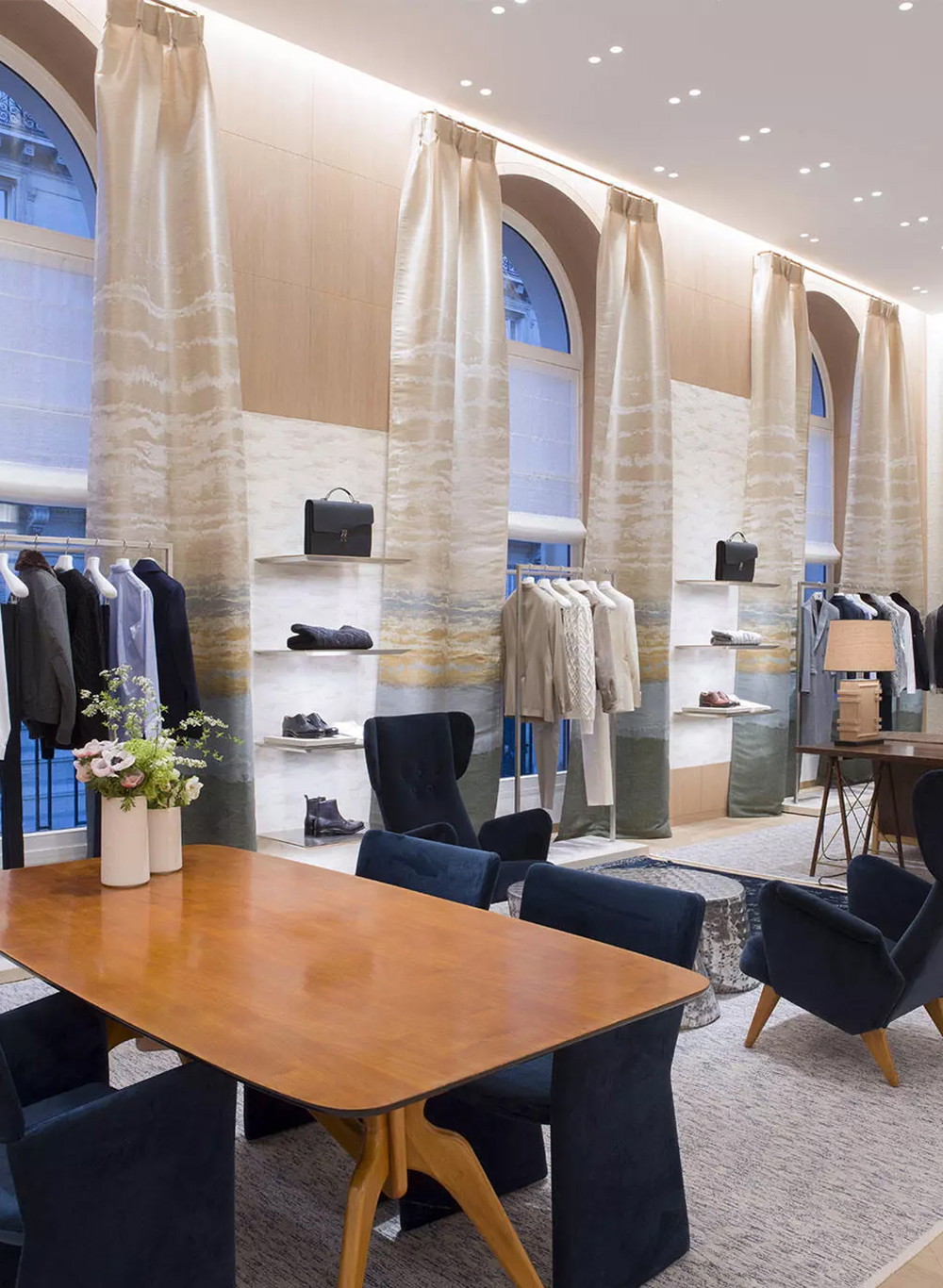 Christian Dior verfiel dem Charme des »Hôtel particulier«&nbsp;und eröffnete dort am 15.&nbsp;Dezember&nbsp;1946 die Maison Dior.