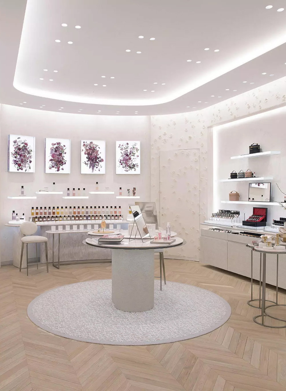 Im Erdgeschoss der zweistöckigen Boutique erwarten Sie die Damenkollektionen von Maria Grazia Chiuri, einschließlich Prêt-à-porter, Accessoires&nbsp;sowie die Herrenkollektionen von Kim Jones.
