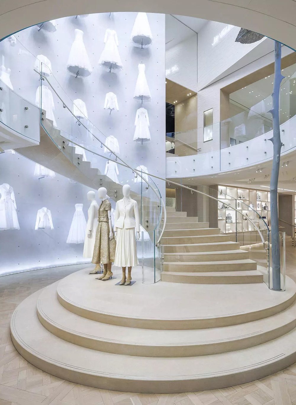 Auf der 1. Etage gibt es außergewöhnliche Stücke aus exotischem Leder sowie die Abendgarderobe von Maria Grazia Chiuri, feine Schmuckkollektionen und die Kreationen von Dior Maison und Demi Mesure für Herren.
