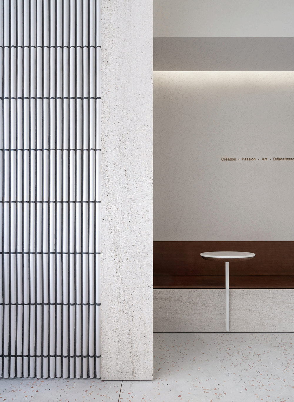 Angelot Patisserie, Hangzhou&nbsp;Schwarz verfugte Fliesen, Kuchen im Schaufenster und ein weiter Gästeraum, der mit Zitronenbäumen und Holzmöbeln ausgestattet ist.