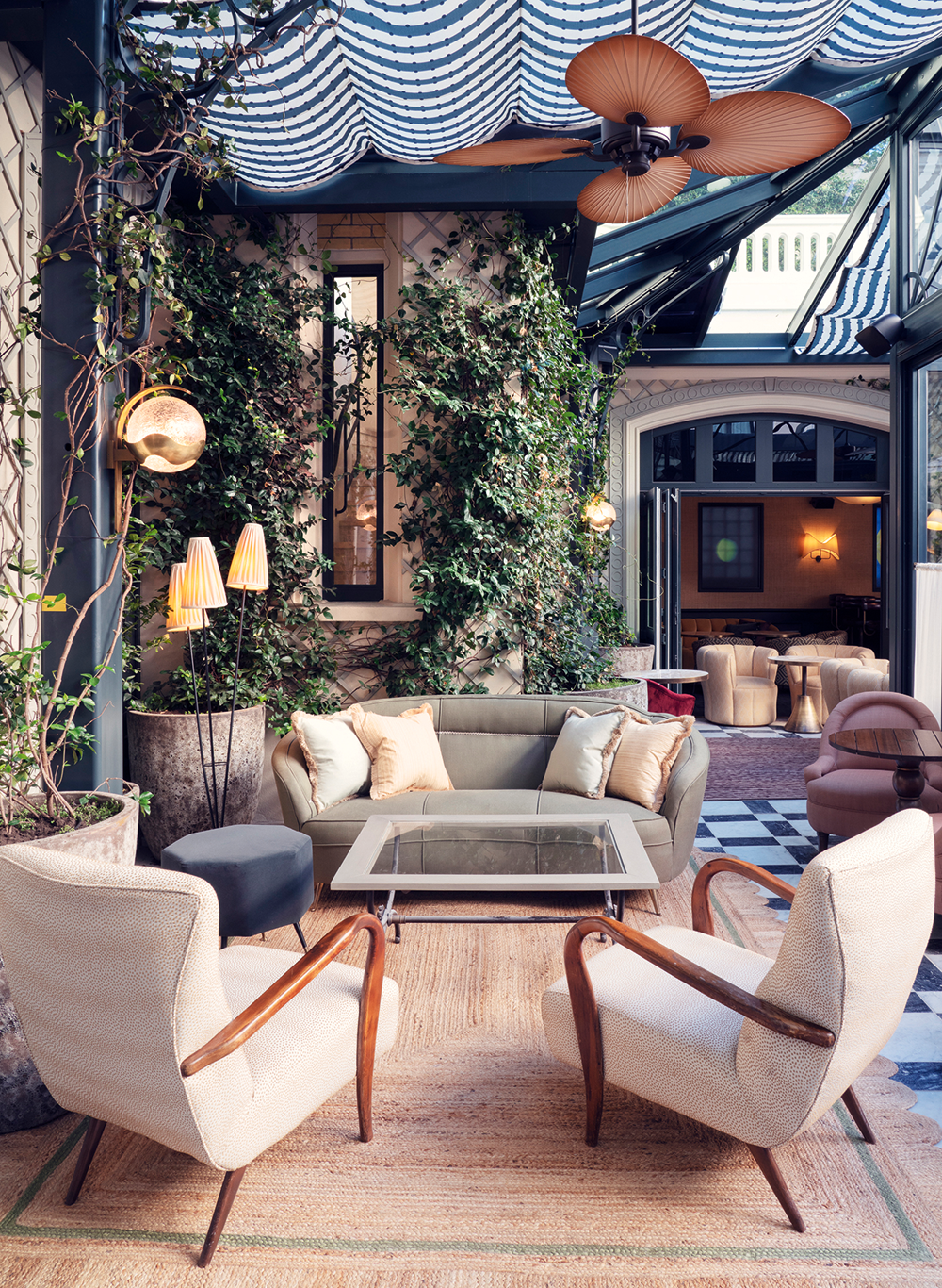 Courtyard&nbsp;Die Dependance in Paris ist besonders einladend, inklusive der Cocktails, die serviert werden.&nbsp;sohohouse.com