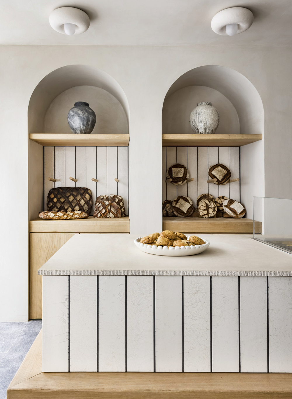 Liberté, Paris&nbsp;Hier gibt es neben Brot auch köstliche Kuchen. Die Risse in den Keramikplatten der Theke sollen an Risse in der Brotkruste erinnern.&nbsp;liberte-paris.com
