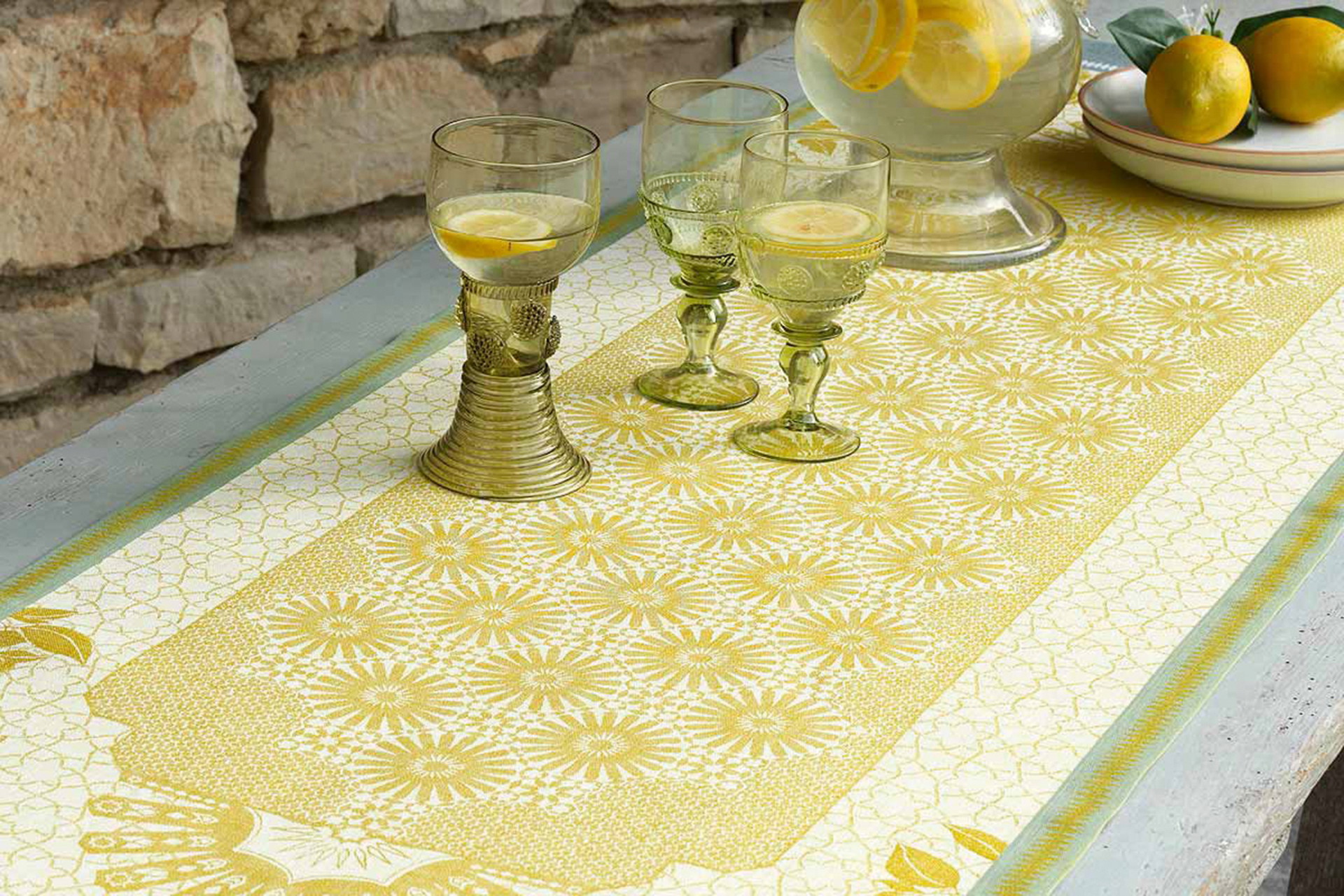 Orientalisch&nbsp;Der Tischläufer »Jardin d’orient« von Le Jacquard Français erinnert an Marrakesch und seine aufregenden Muster. le-jacquard-francais.de