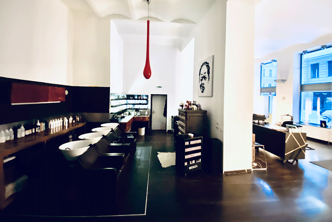 Der Salon folgeeins befindet sich im siebten Wiener Gemeindebezirk Neubau.
