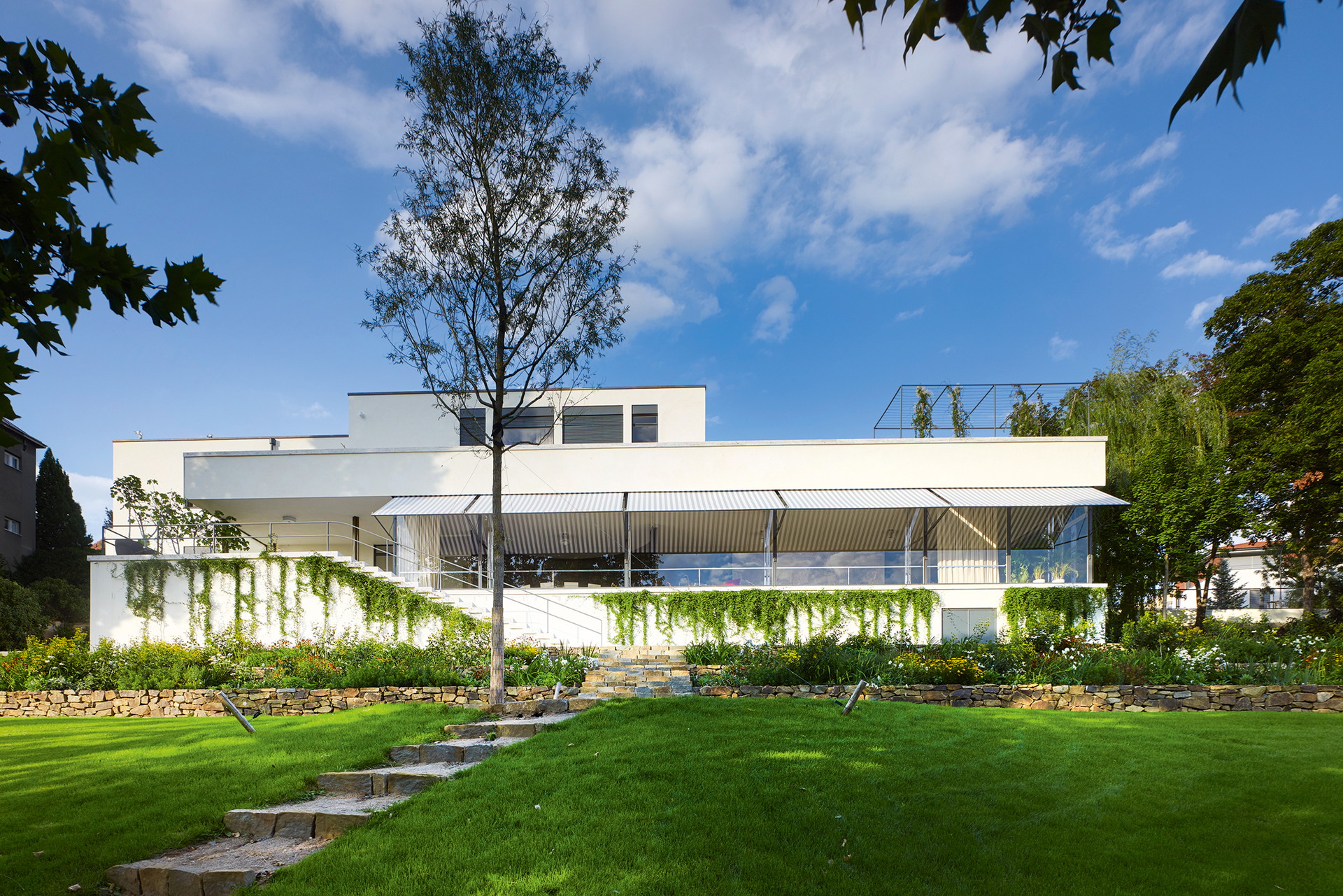 Villa Tugendhat&nbsp;Ludwig Mies van der Rohe, 1930 »Einer der Prototypen moderner Architektur in Europa. Eines der bekanntesten Häuser der Welt und eines der drei wichtigsten Häuser des 20.&nbsp;Jahrhunderts.«