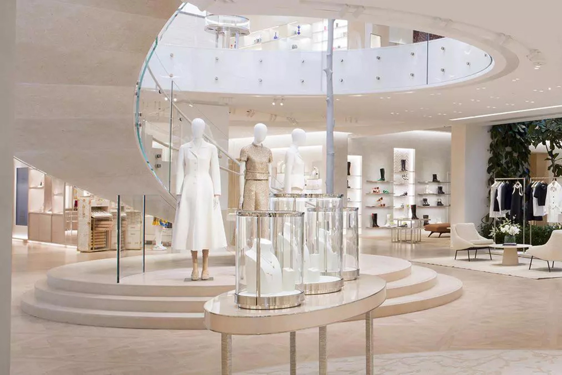 An der Ecke der Rue François Ier und der Avenue Montaigne&nbsp;findet man seit März eine zweistöckige Dior-Boutique, ein Restaurant, eine Pâtisserie, drei Gärten, ein 2.000 Quadratmeter großes Museum, die renovierten Haute-Couture-Ateliers und ein Juwelieratelier.