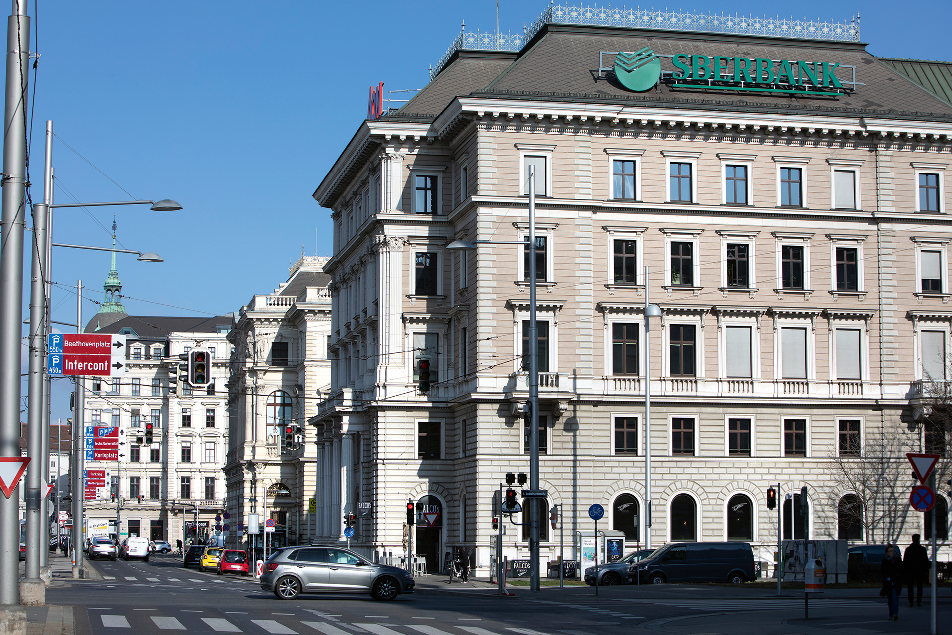 Dachmarke&nbsp;Am Dach des Gebäudes am Wiener Schwarzenbergplatz 3 prangt noch das Logo des Mieters Sberbank. Nicht mehr lange: Die Österreich-Tochter der russischen Sparkasse ist pleite.