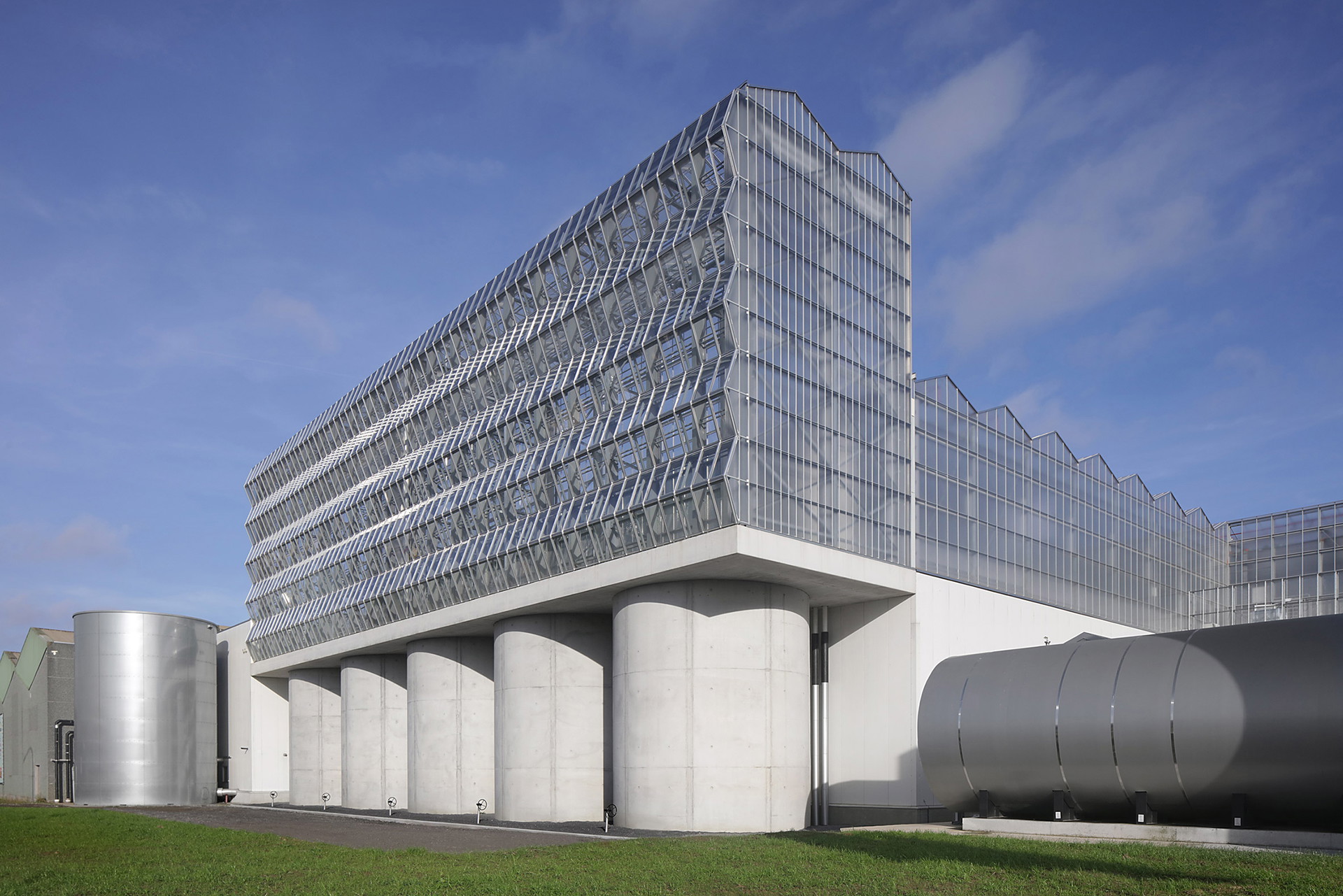 »Agrotopia« ist ein riesiges Dachgewächshaus, das von den Architekturbüros&nbsp;Meta Architectuurbureau und Van Bergen Kolpa Architecten auf einem bestehenden Gebäude errichtet wurde.&nbsp;vanbergenkolpa.nl