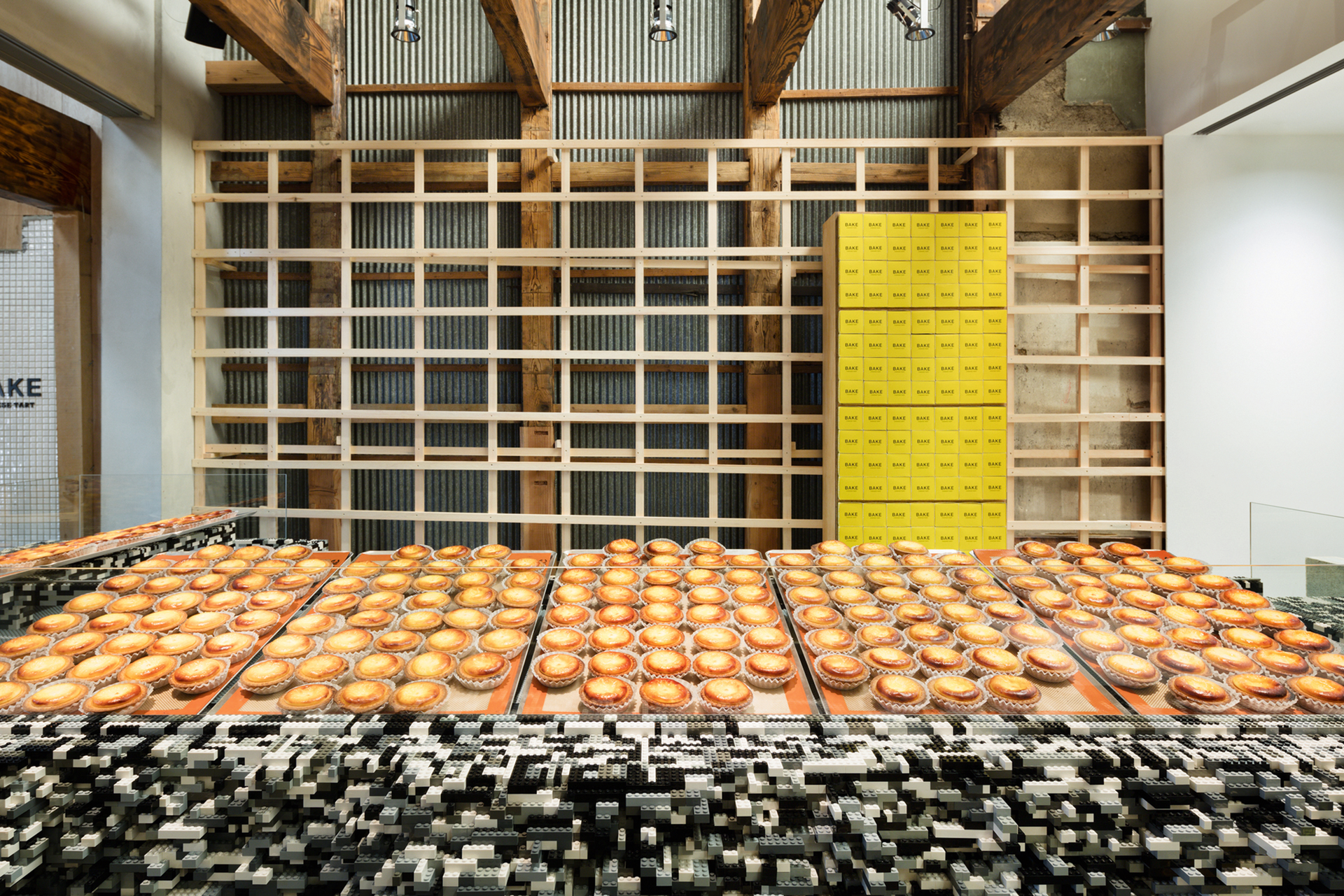BAKE, Kyoto&nbsp;In der Single-Item-Bäckerei werden nur Topfen-Tartes gebacken. Dafür werden sie aber auf einer Theke aus Lego spielerisch präsentiert. cheesetart.com