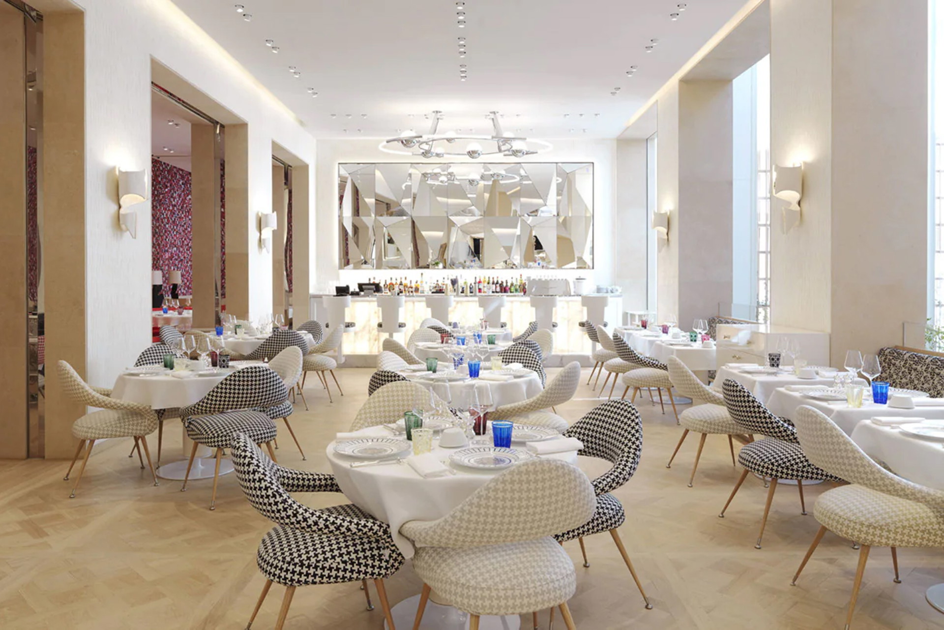 Für das kulinarische Wohl sorgt der ehemalige Küchenchef des gegenüber liegenden Plaza Athénée Jean Imbert im hauseigenen Restaurant&nbsp;»Monsieur Dior«.